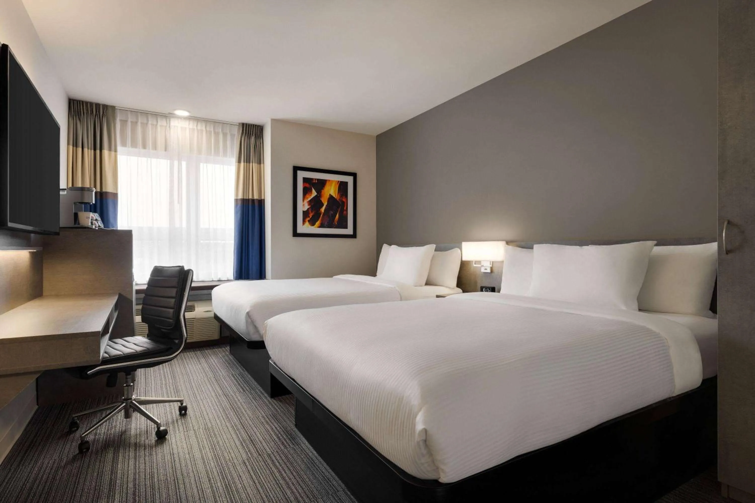 Photo of the whole room, Bed in Microtel Inn & Suites by Wyndham Boisbriand