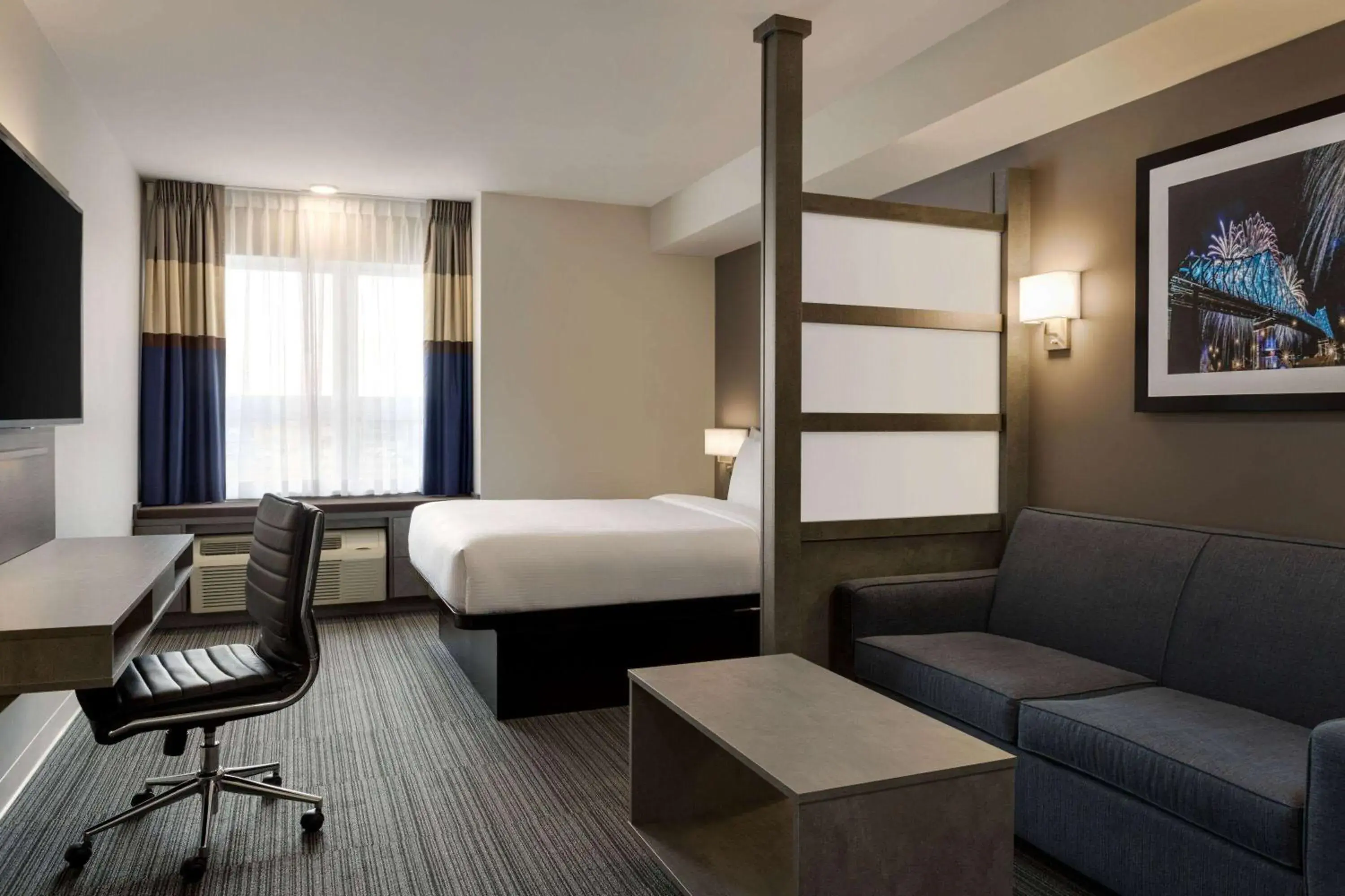 Queen Business Suite, Non-Smoking in Microtel Inn & Suites by Wyndham Boisbriand Queen Business Suite, Non-Smoking in Microtel Inn & Suites by Wyndham Boisbriand