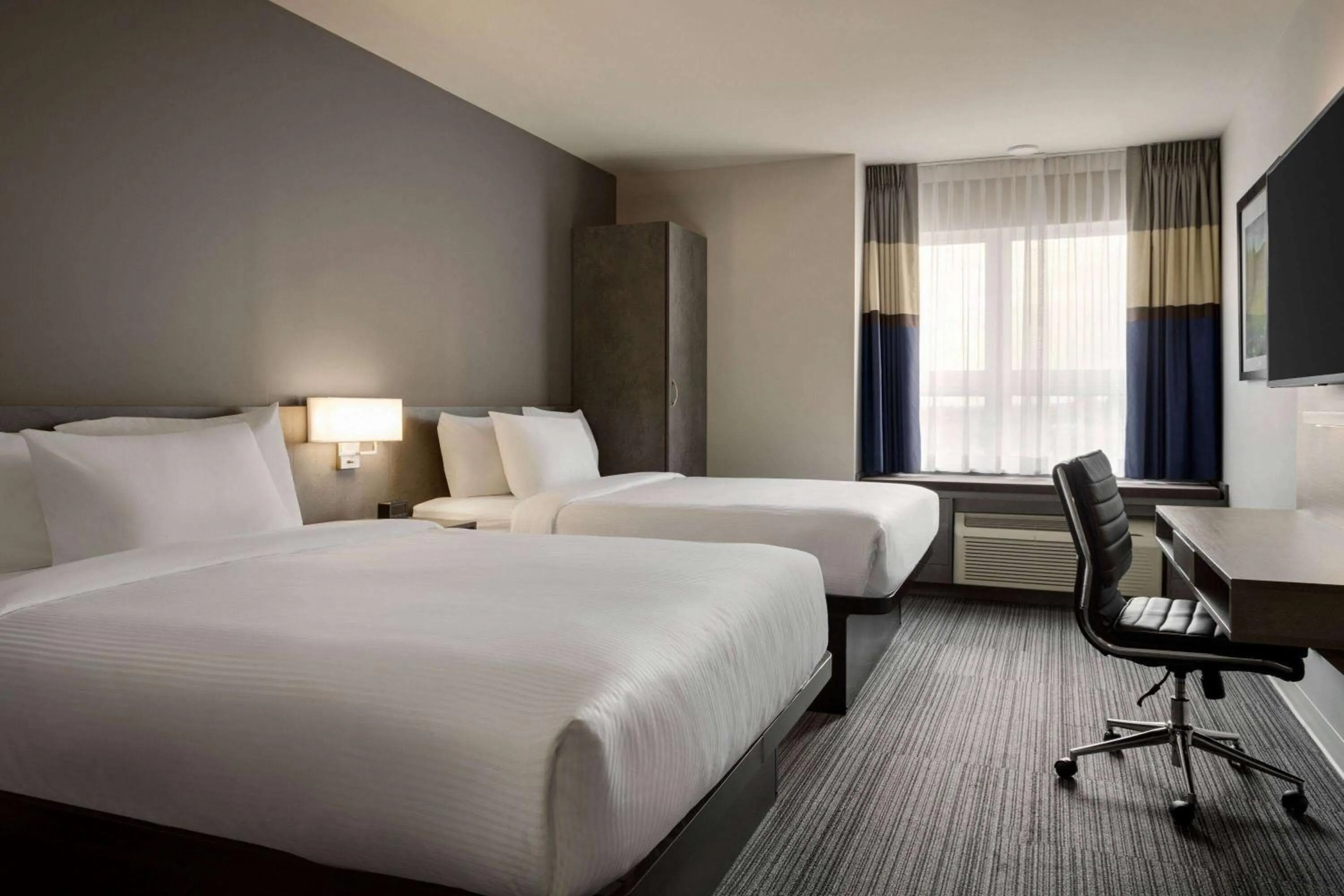 Photo of the whole room, Bed in Microtel Inn & Suites by Wyndham Boisbriand