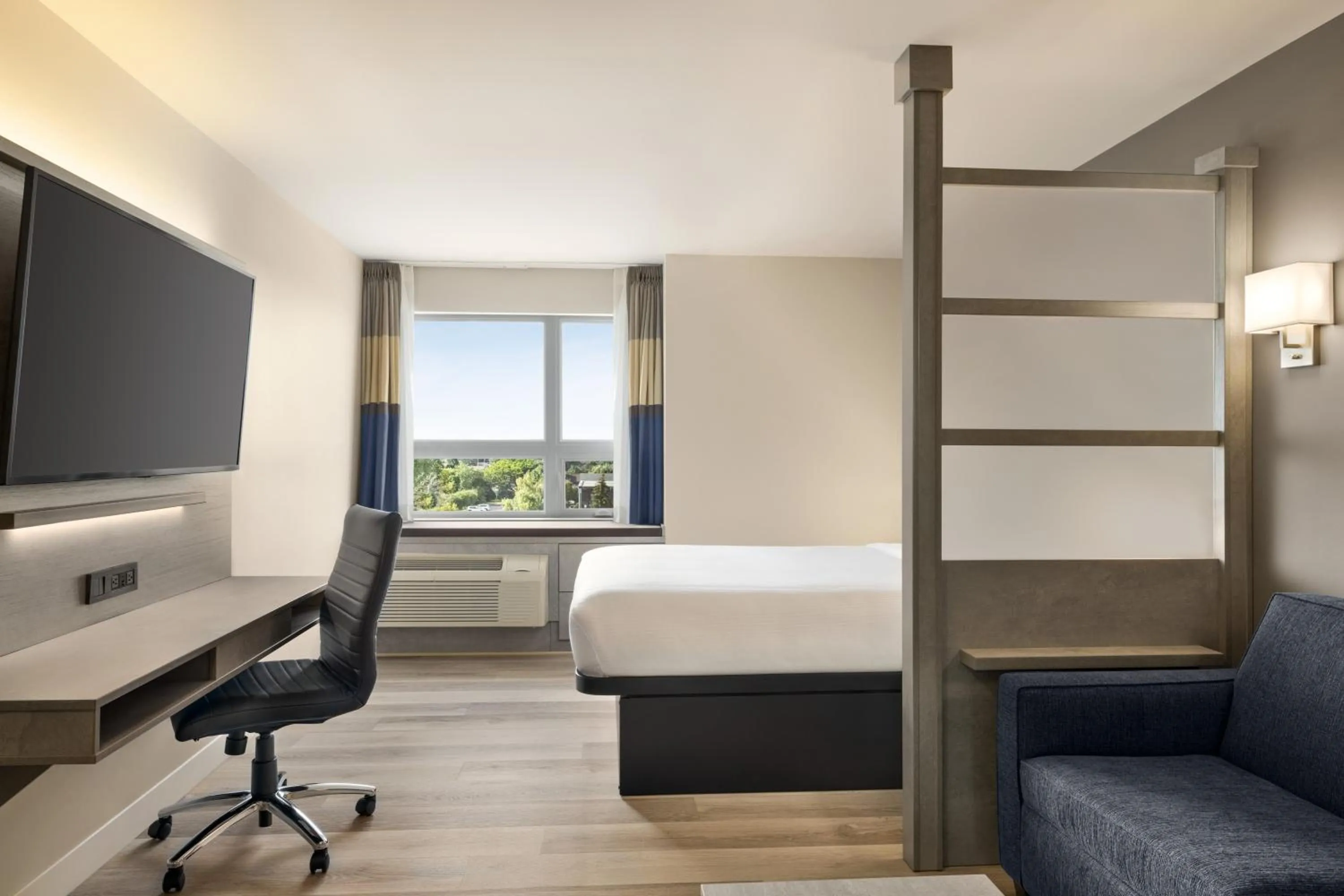 Bed in Microtel Inn & Suites by Wyndham Boisbriand
