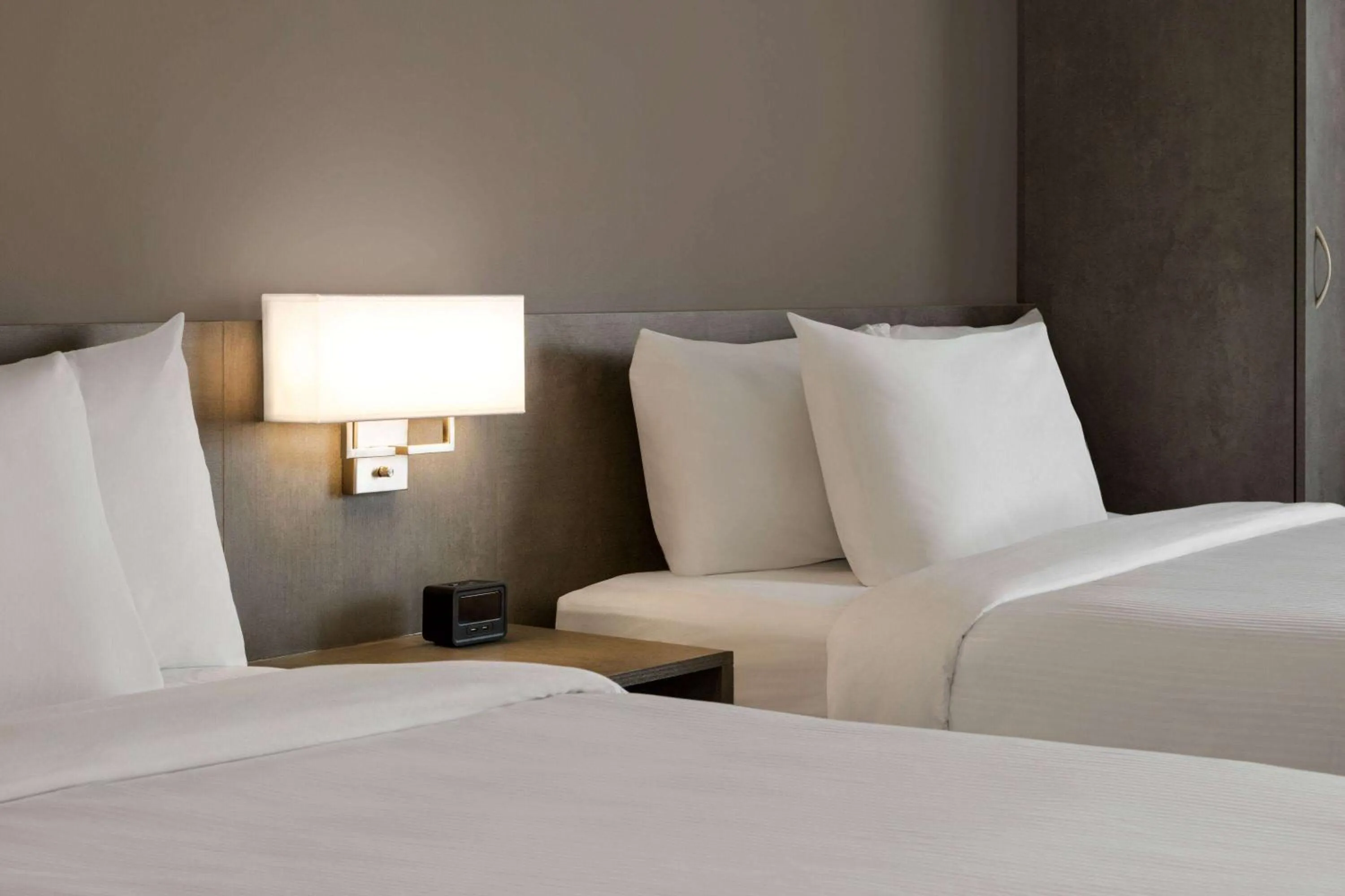 Photo of the whole room, Bed in Microtel Inn & Suites by Wyndham Boisbriand