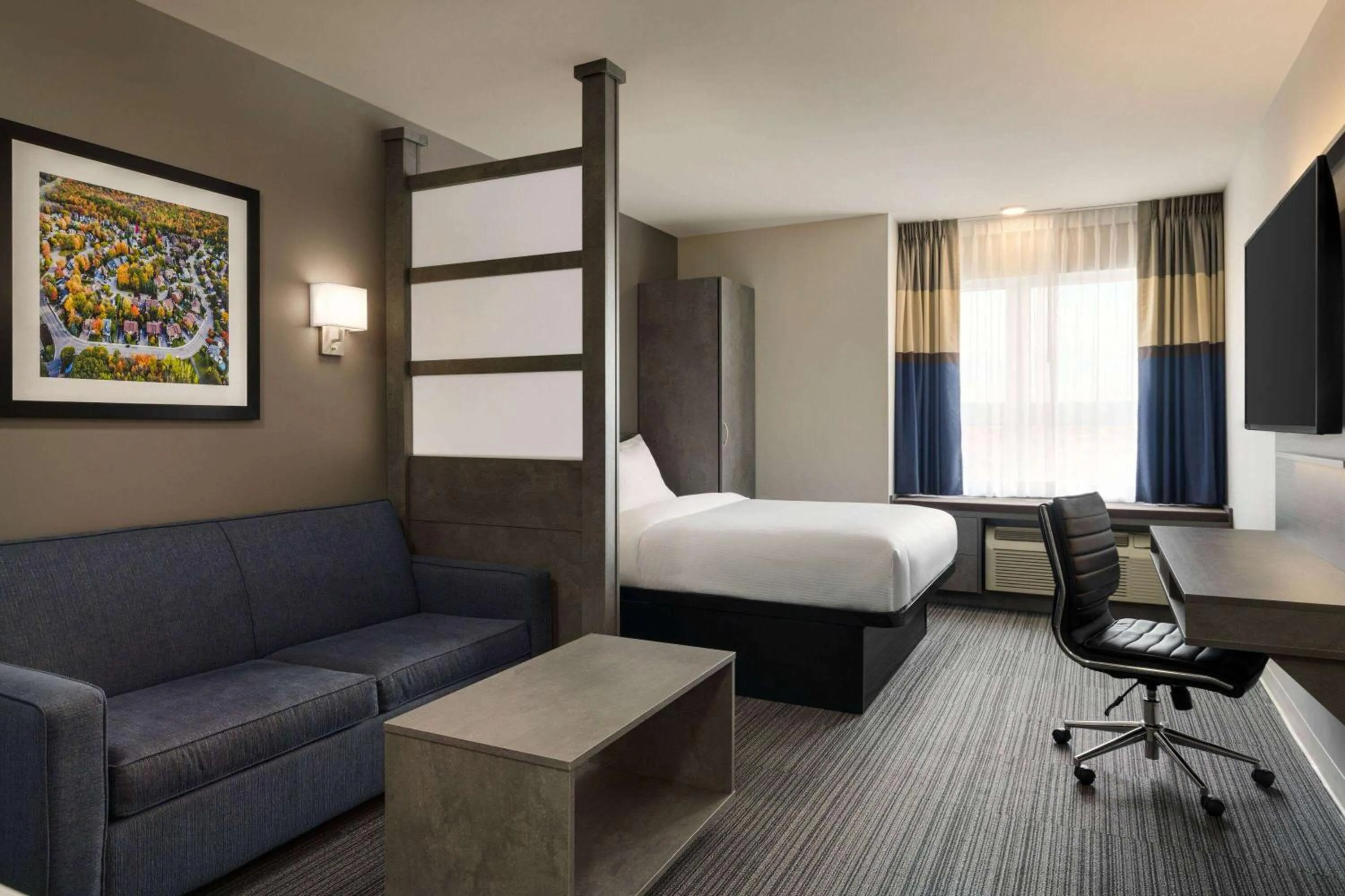 Photo of the whole room, Bed in Microtel Inn & Suites by Wyndham Boisbriand