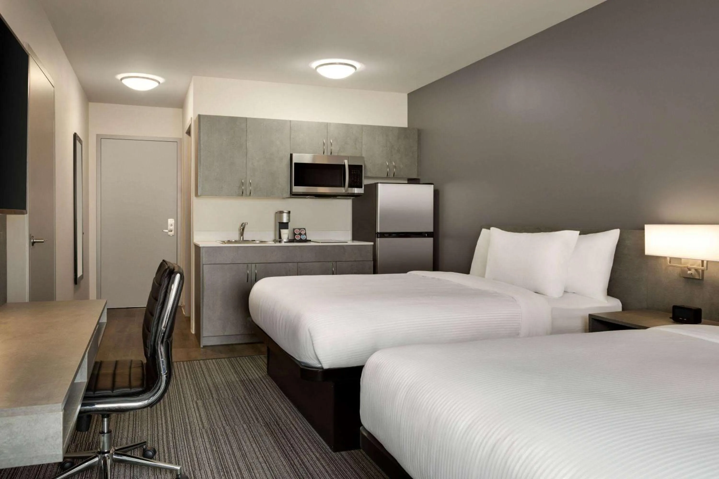 Photo of the whole room, Bed in Microtel Inn & Suites by Wyndham Boisbriand