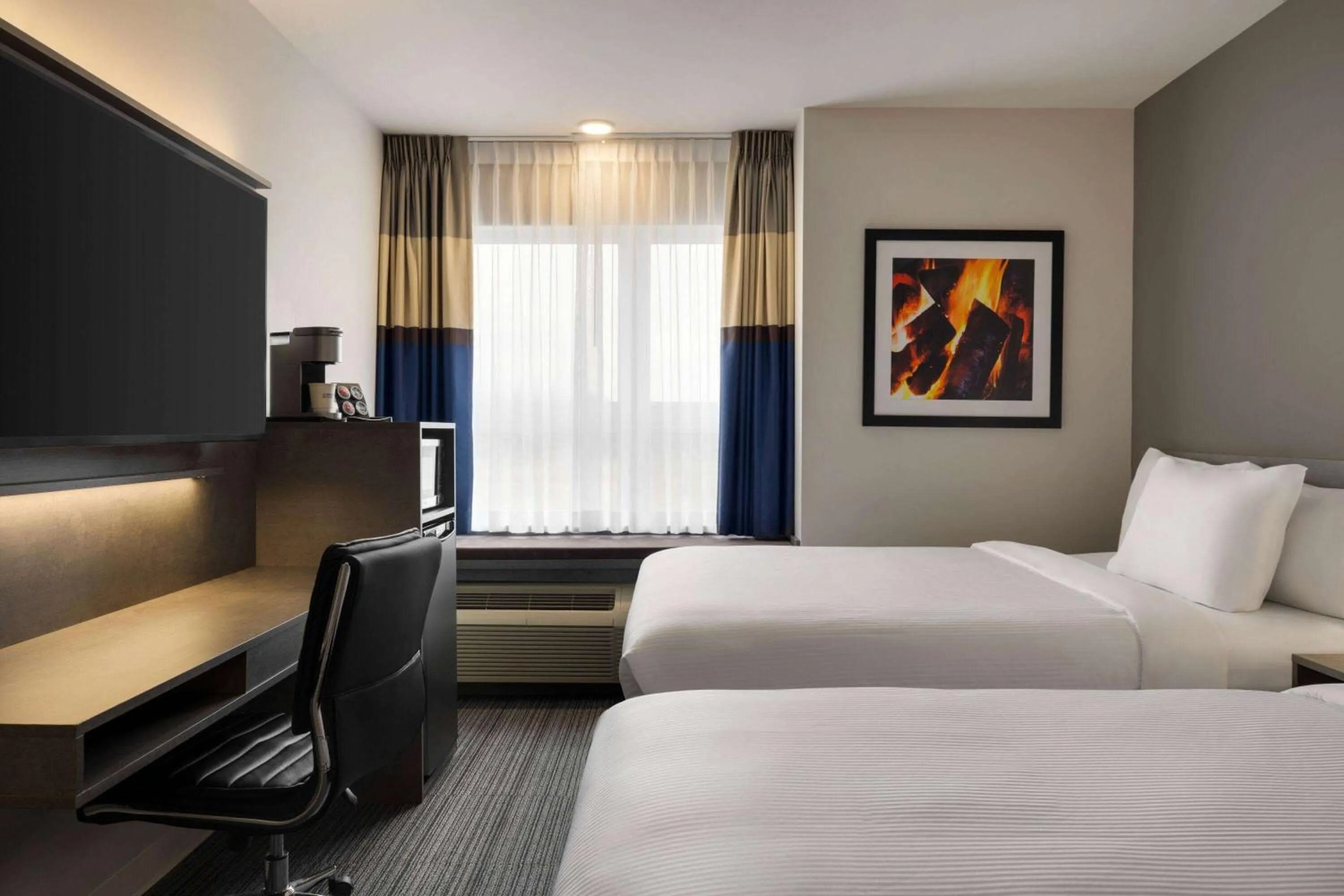 Photo of the whole room, Bed in Microtel Inn & Suites by Wyndham Boisbriand
