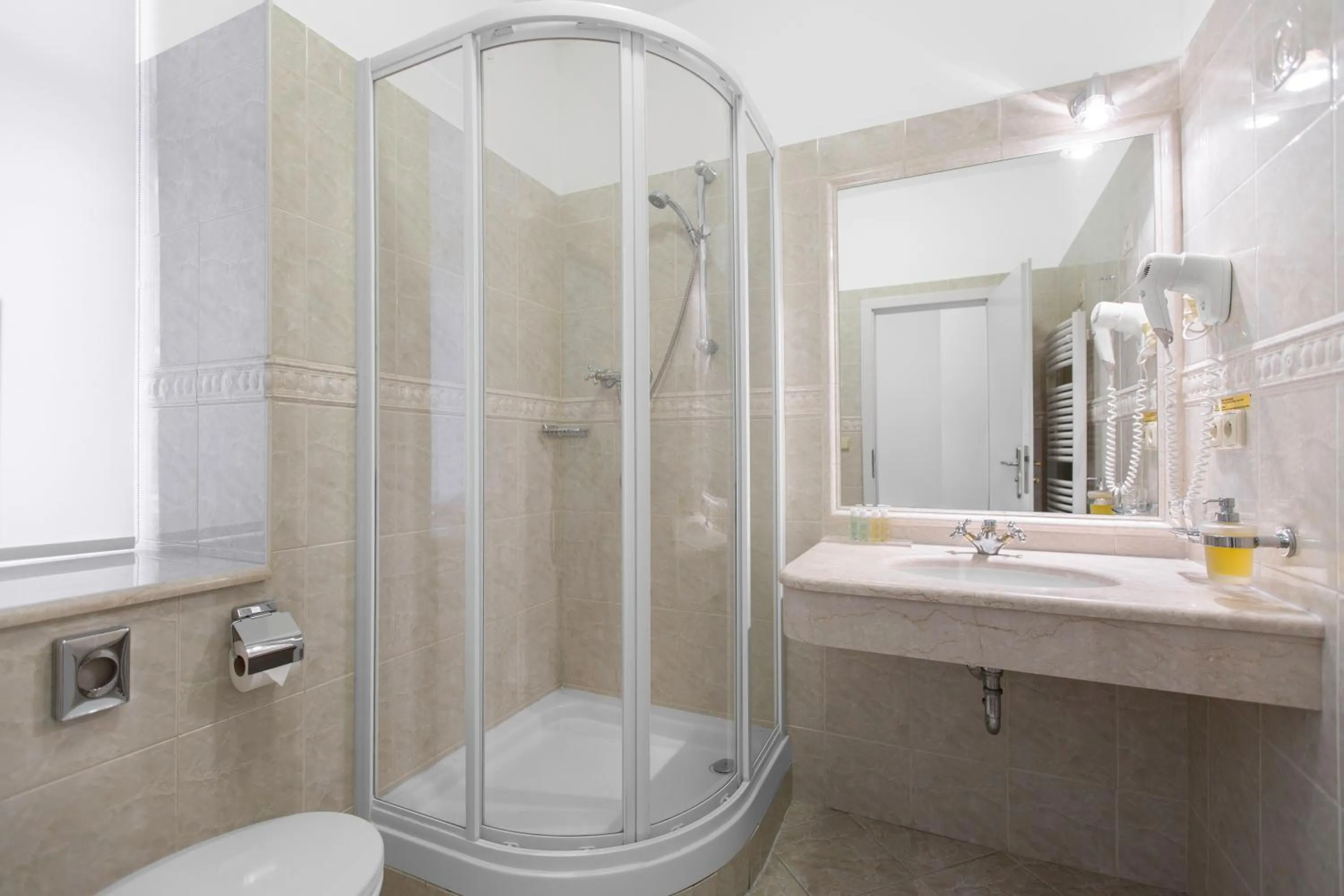 Bathroom in Hotel Patio Prague