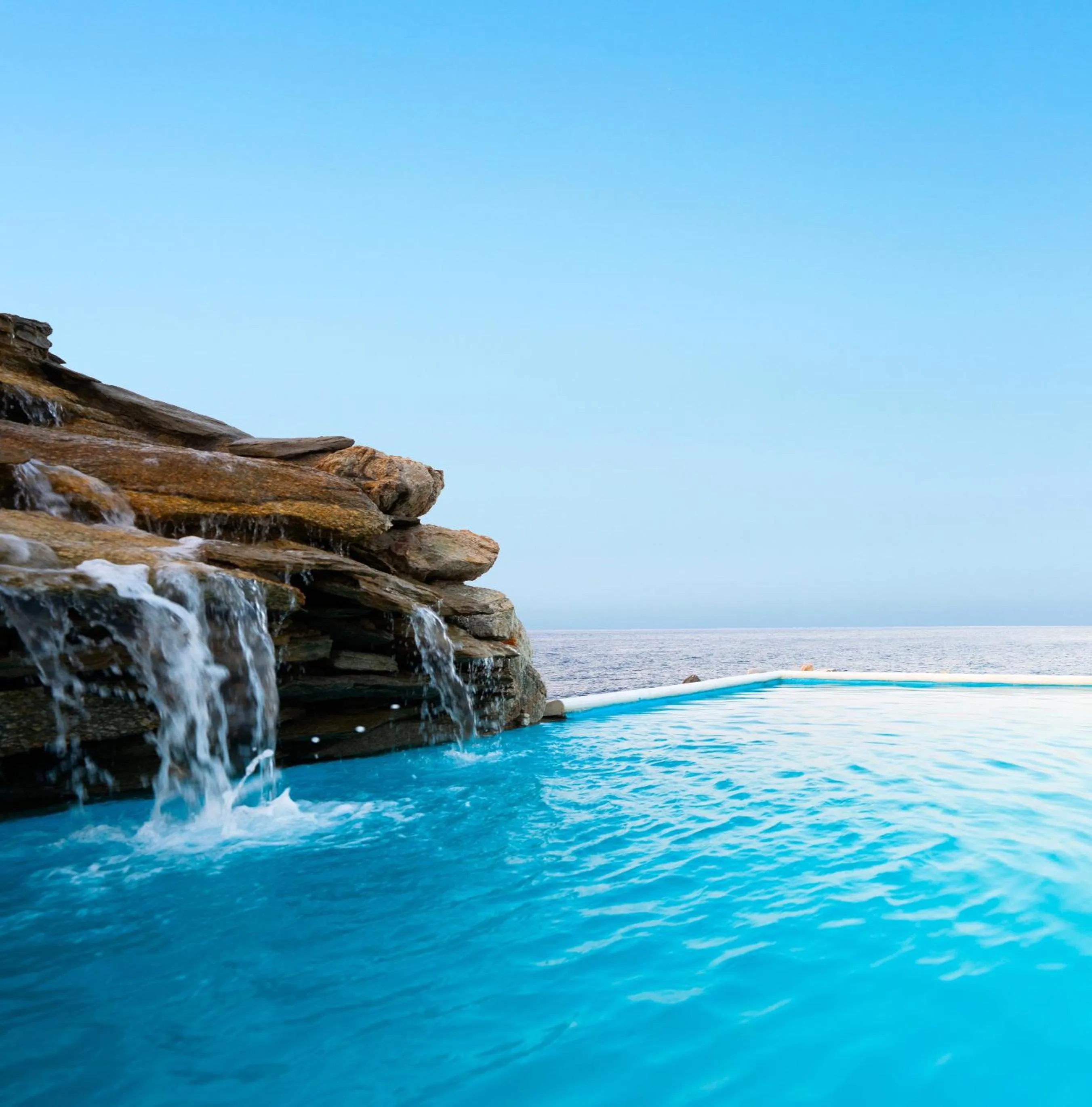 Cavos Bay Hotel & Studios