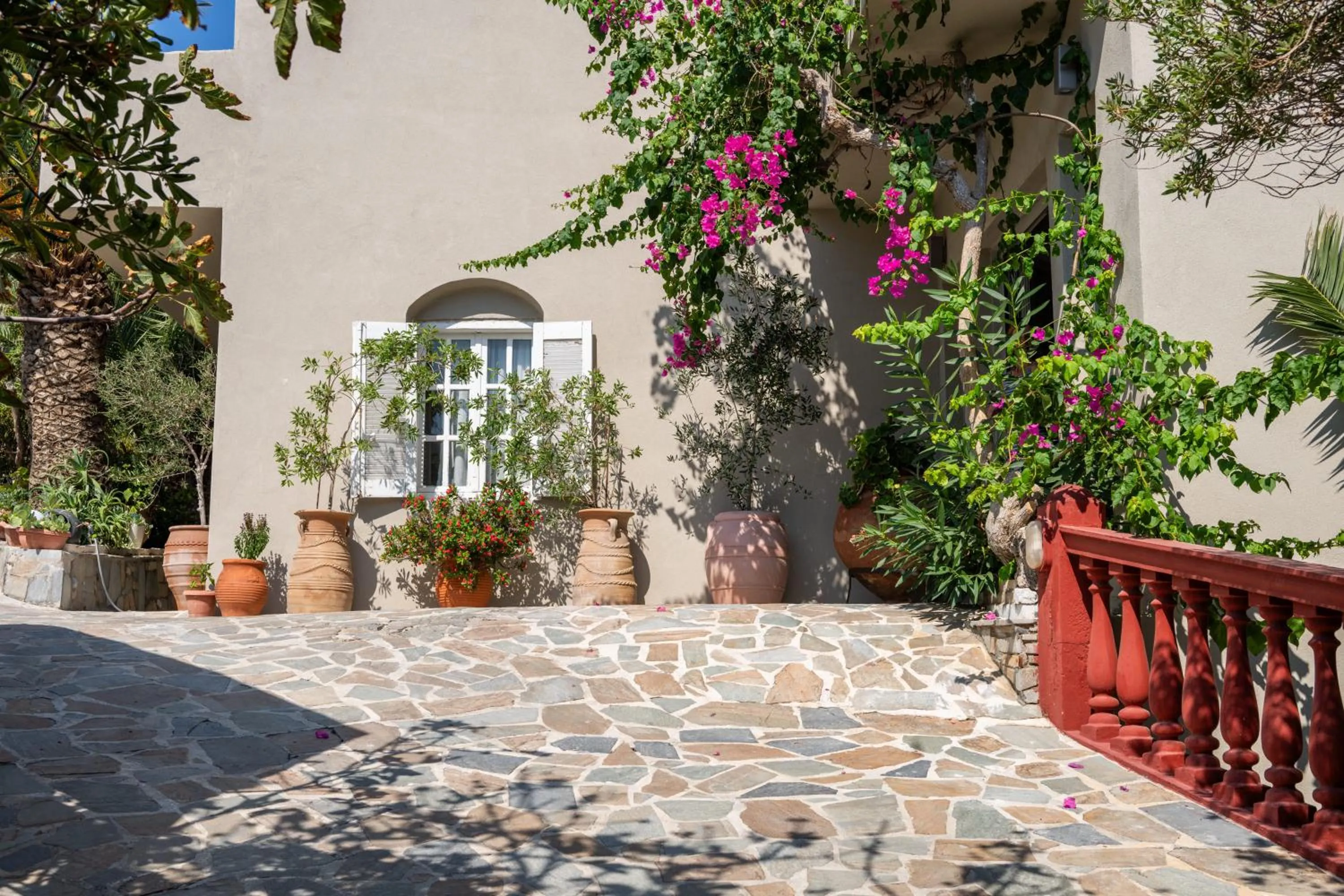 Cavos Bay Hotel & Studios