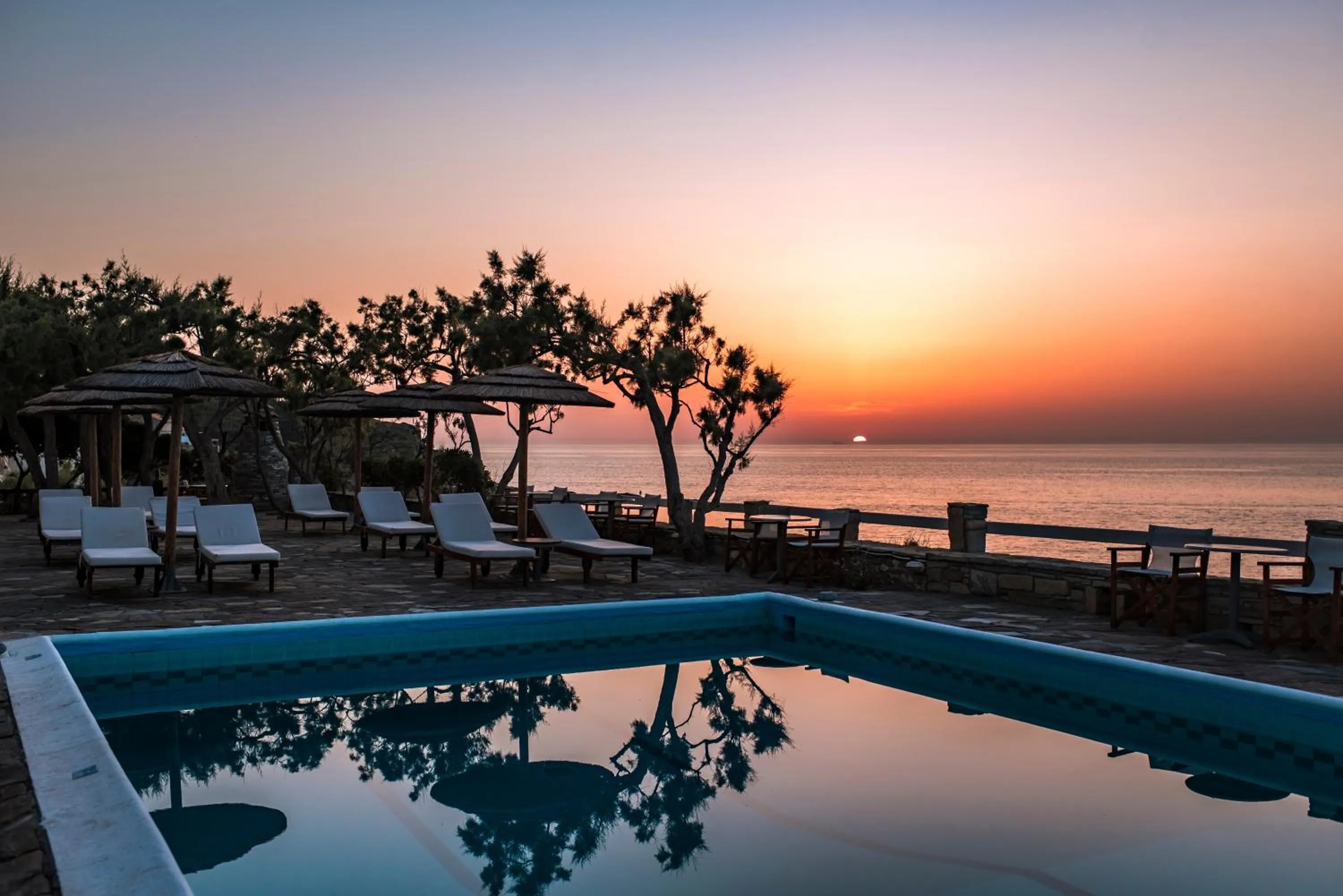 Cavos Bay Hotel & Studios