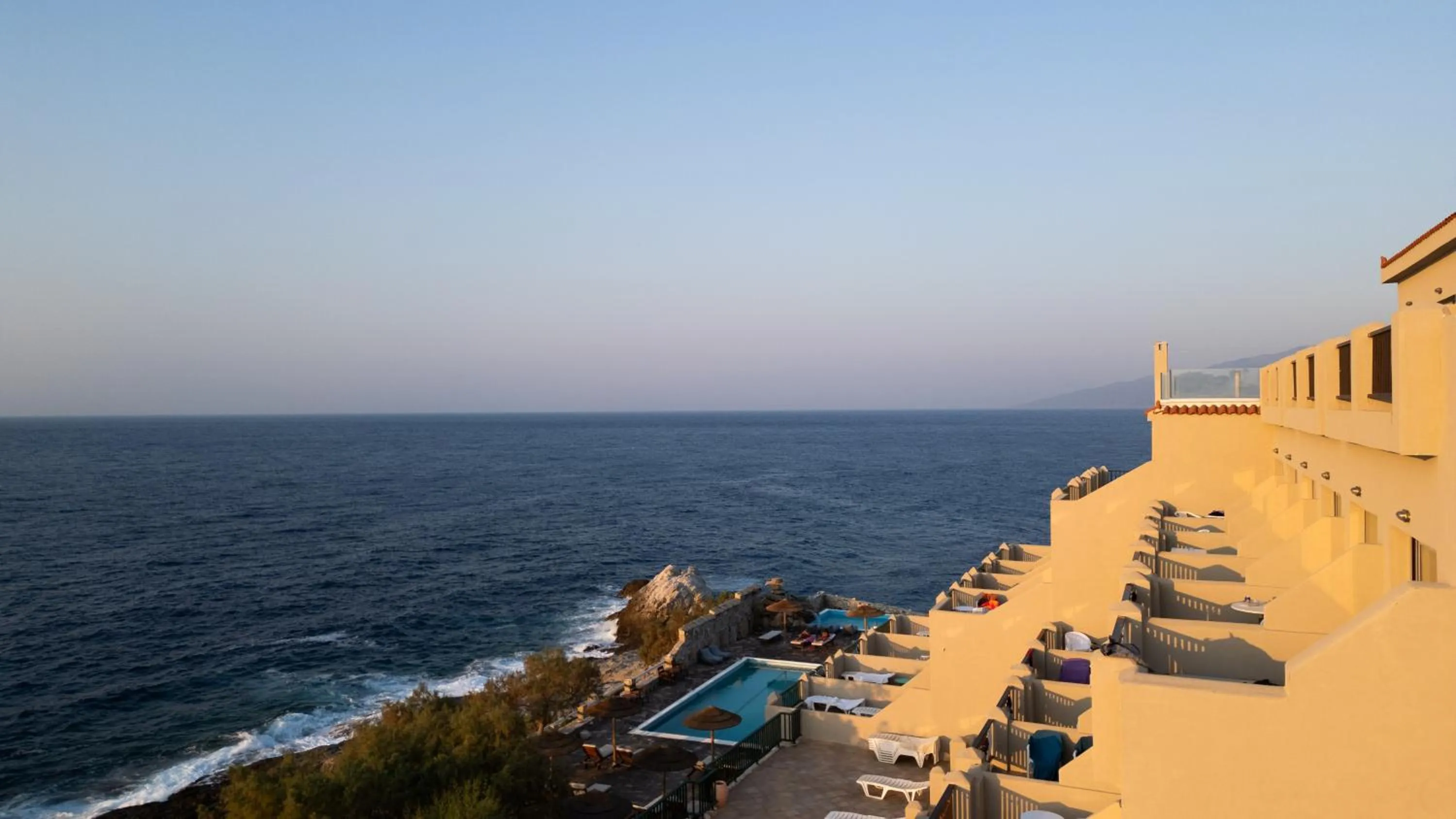 Cavos Bay Hotel & Studios