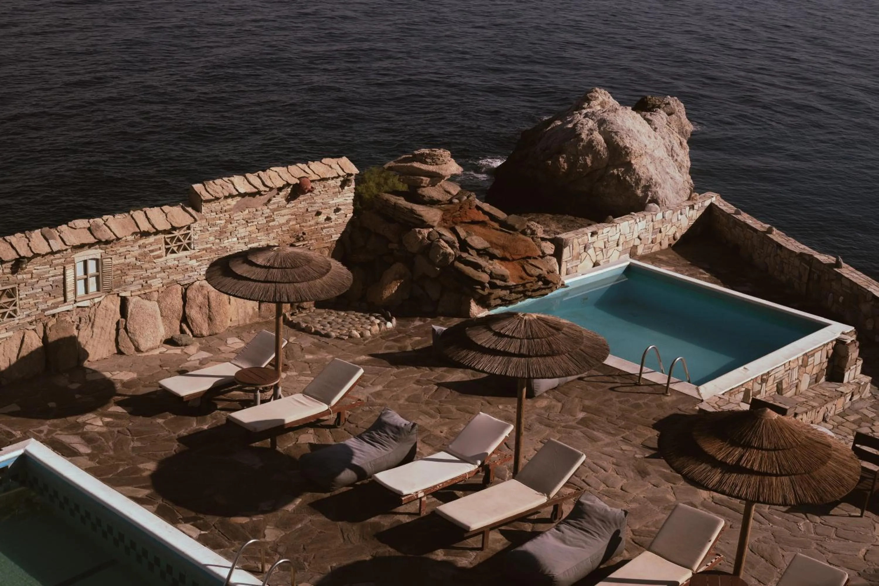 Cavos Bay Hotel & Studios