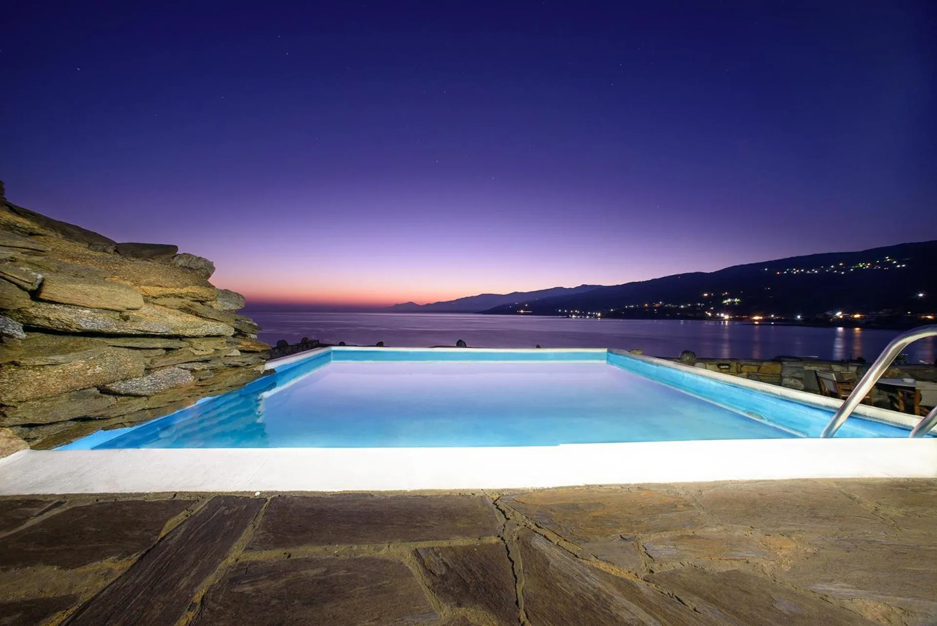 Cavos Bay Hotel & Studios