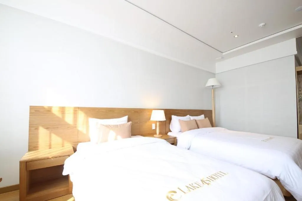 Bed in Lake 45 Hotel