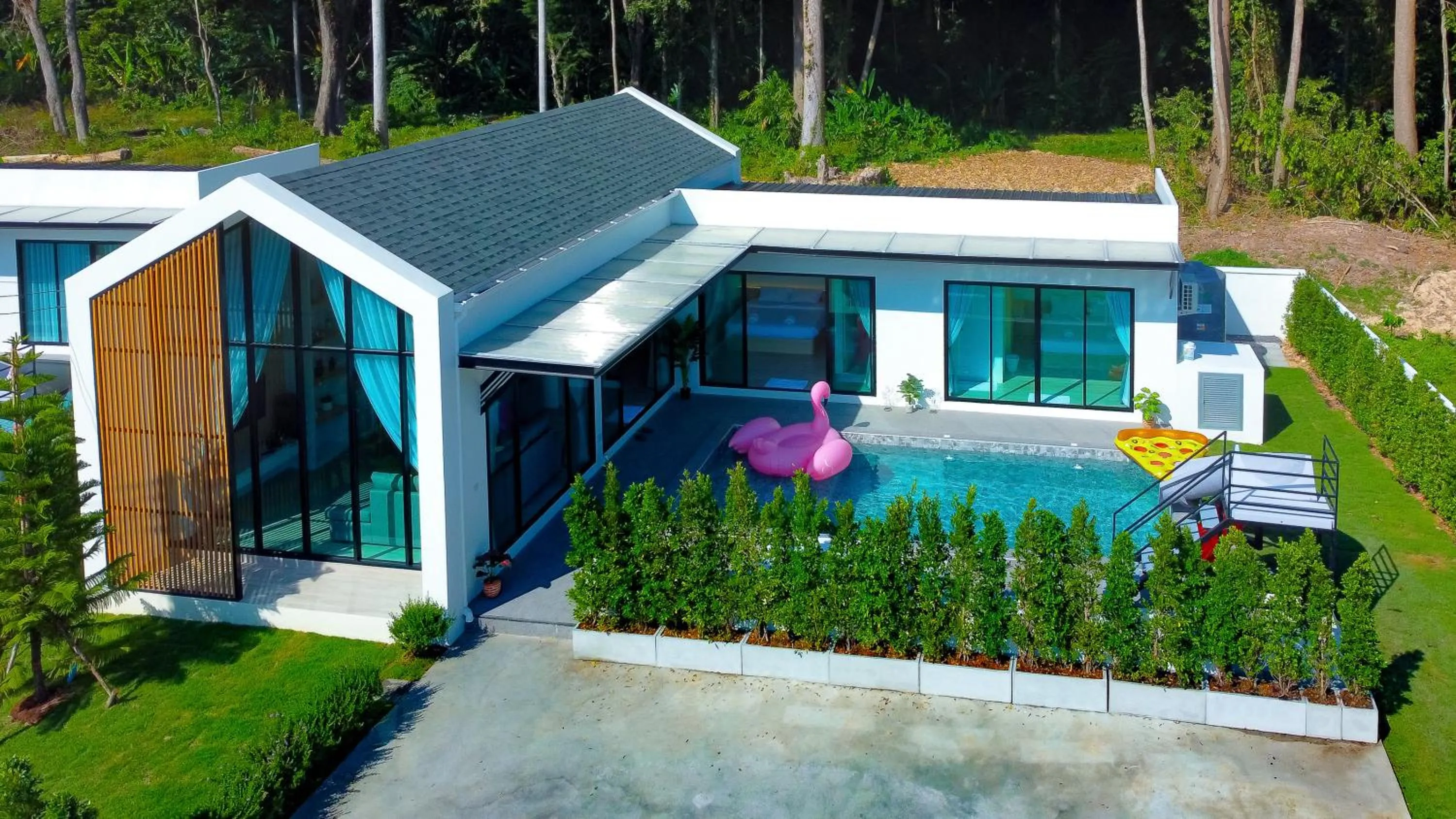 Swimming pool in Villa Paramount 2