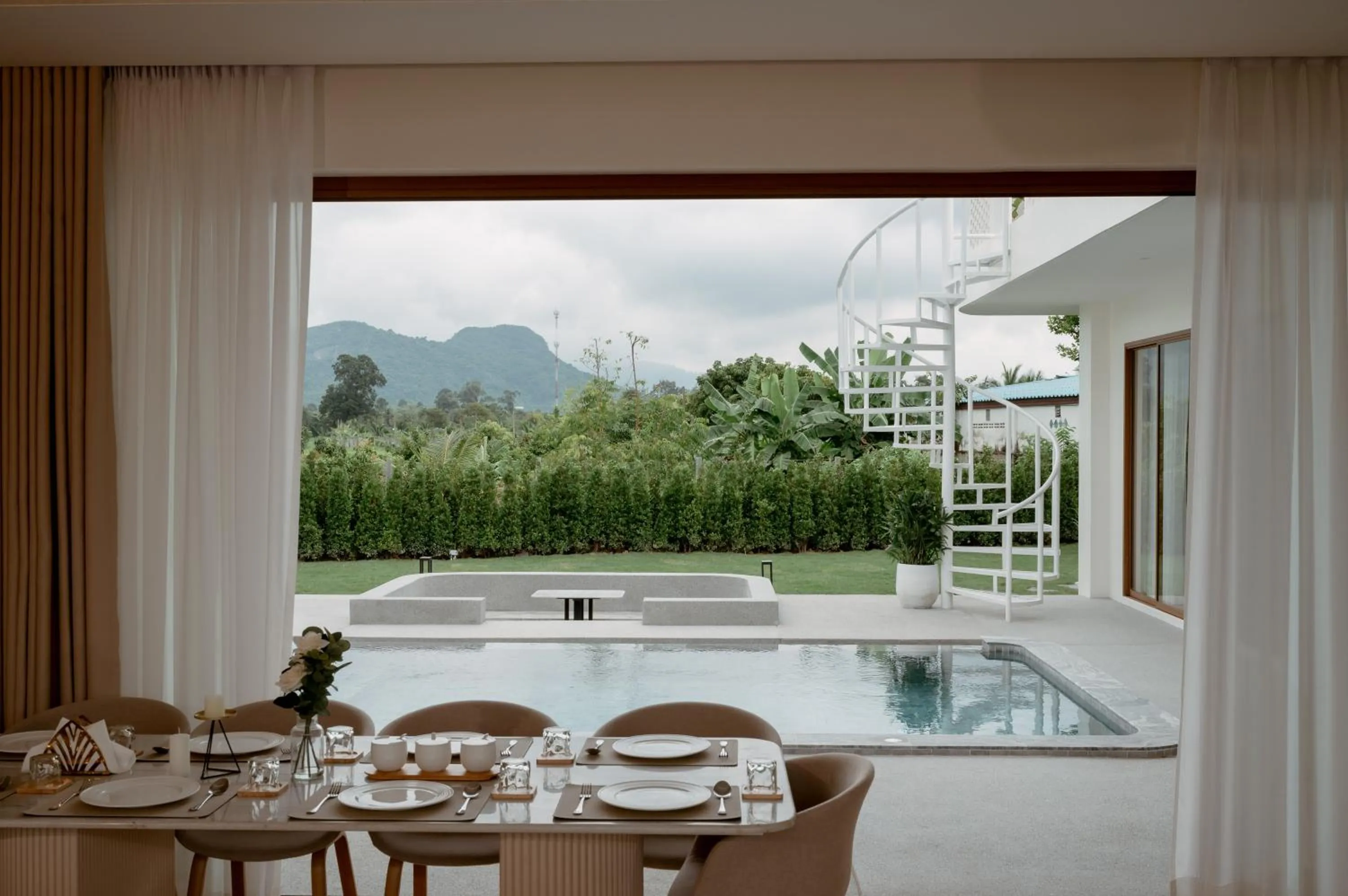 Day in Villa Paramount 2