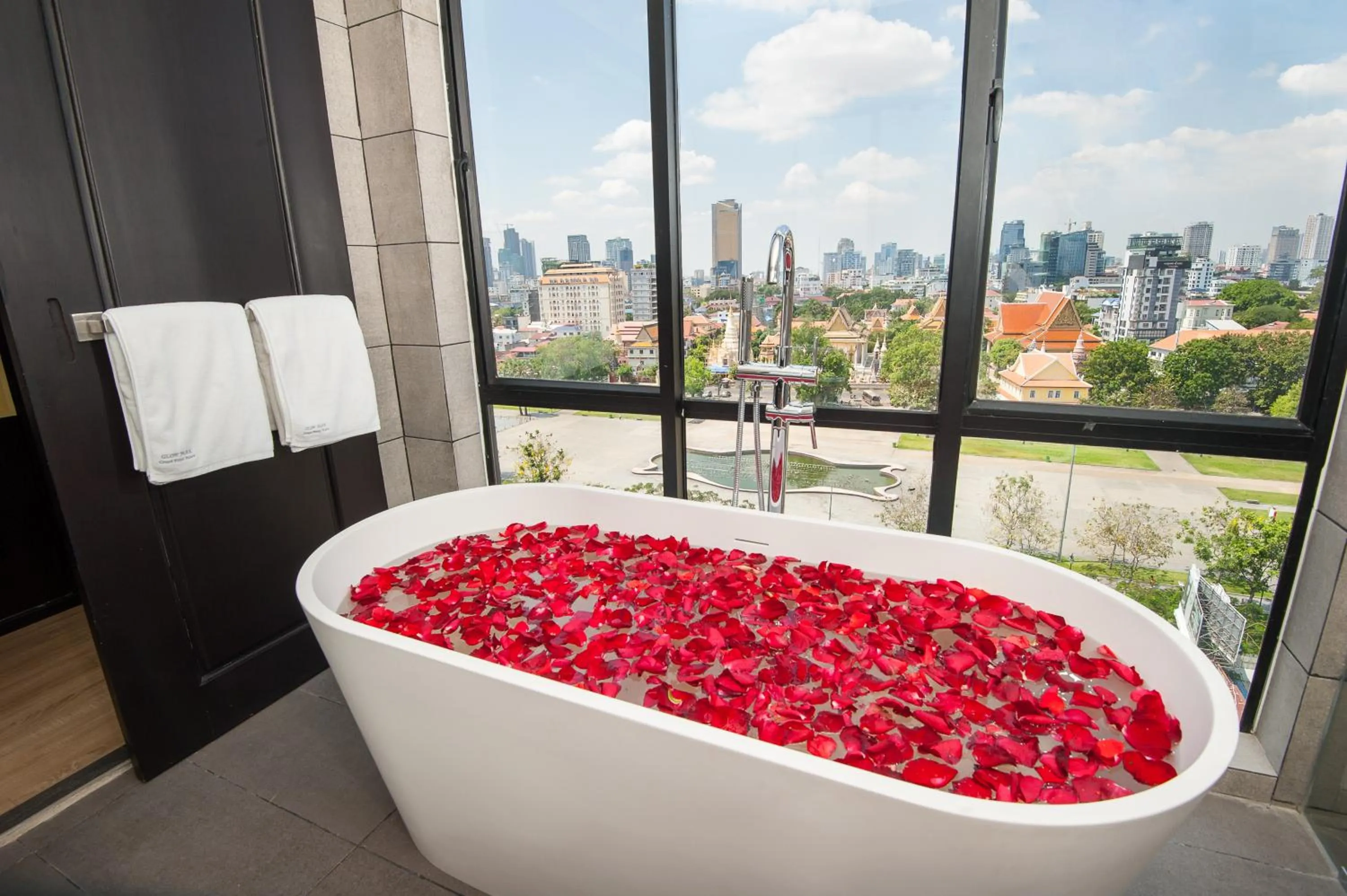 Bath in GLOW PARK HOTEL Grand Royal Palace