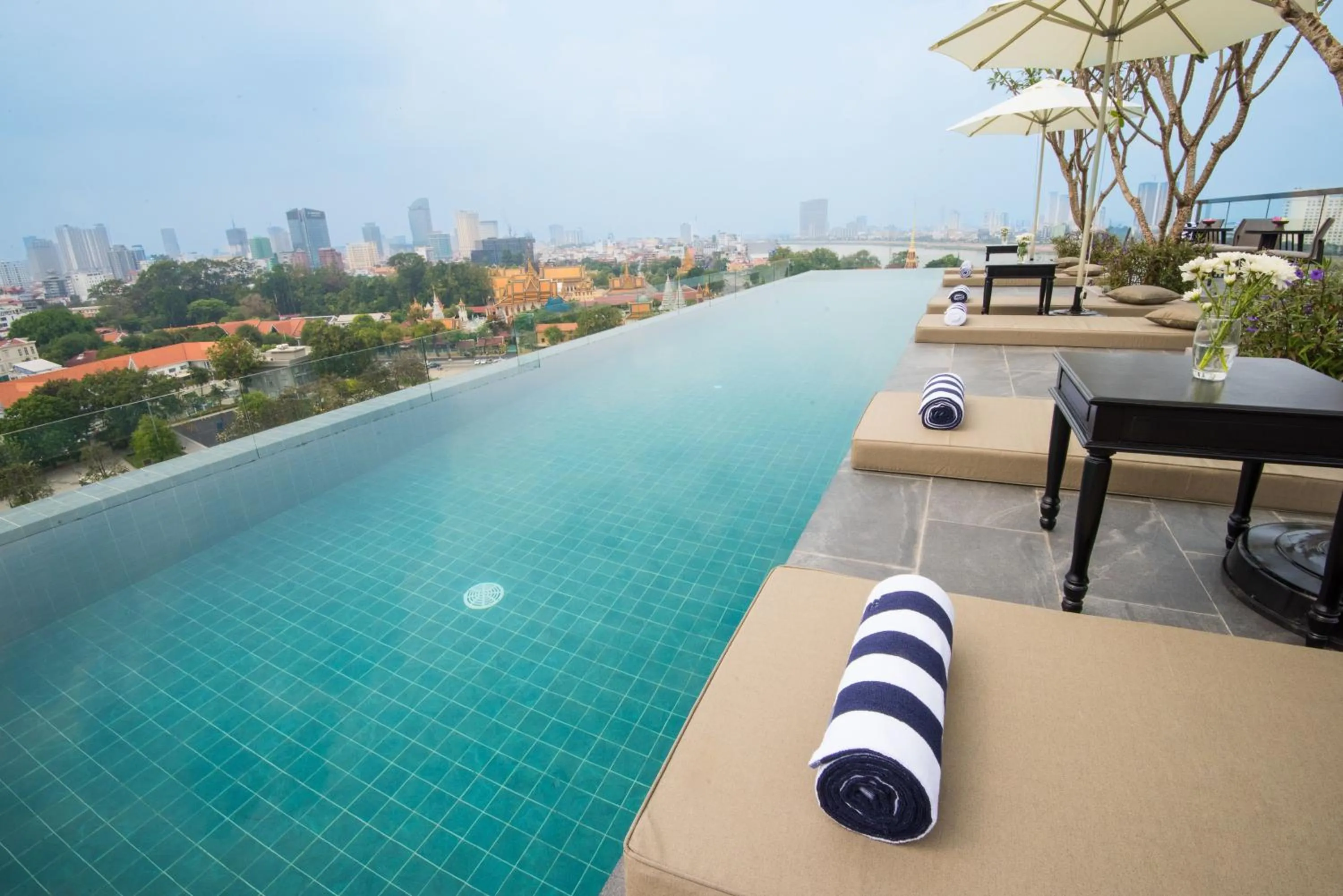 Swimming pool in GLOW PARK HOTEL Grand Royal Palace