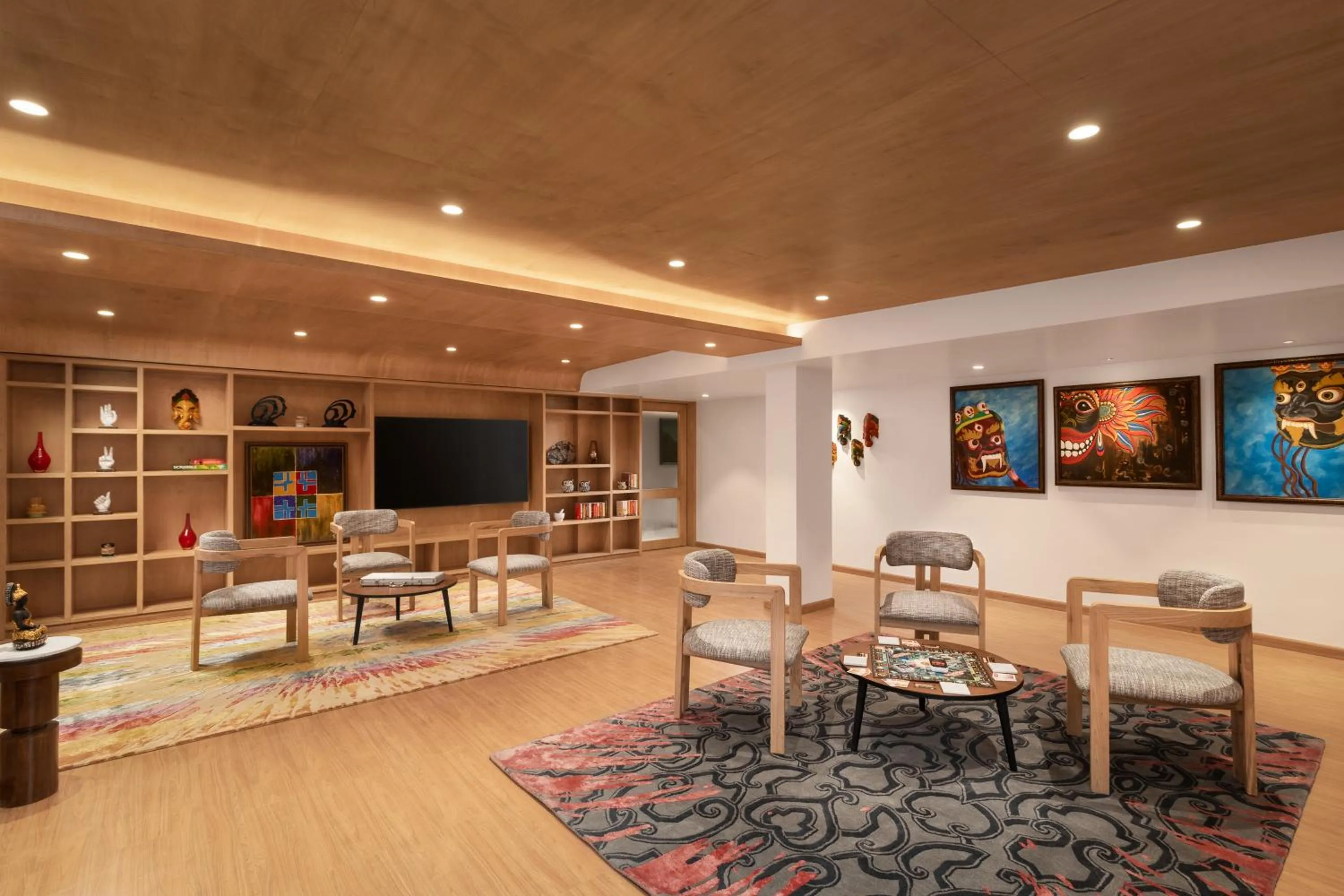 Communal lounge/ TV room in Bookmark Resorts, Manali