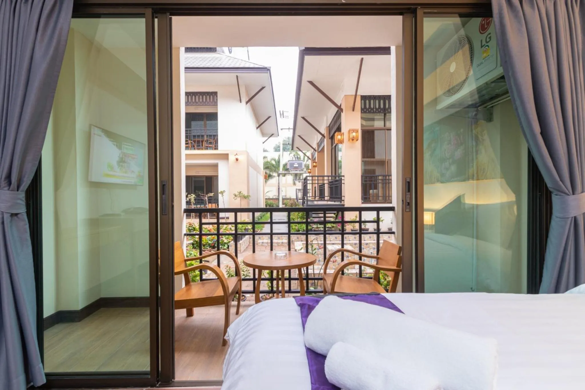 Balcony/Terrace, Bed in Peacock De Pai Hotel