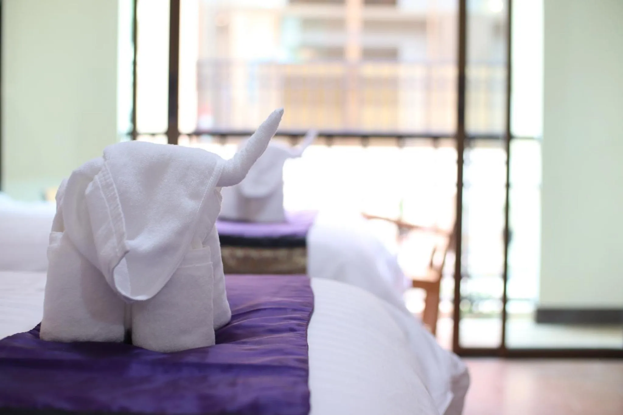 towels, Bed in Peacock De Pai Hotel