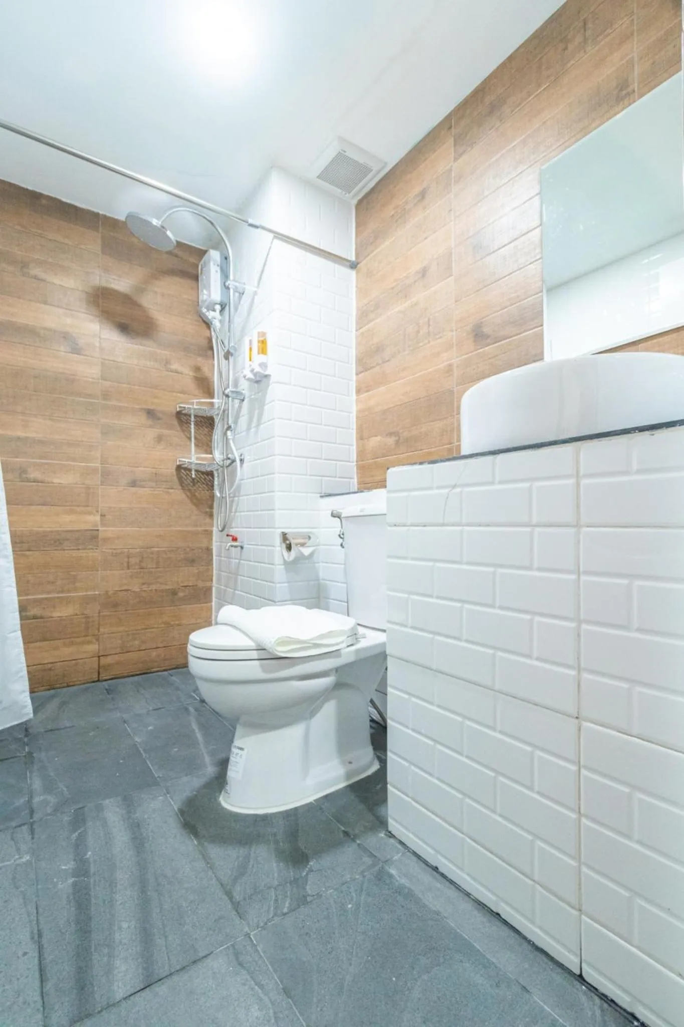 Toilet in Peacock De Pai Hotel