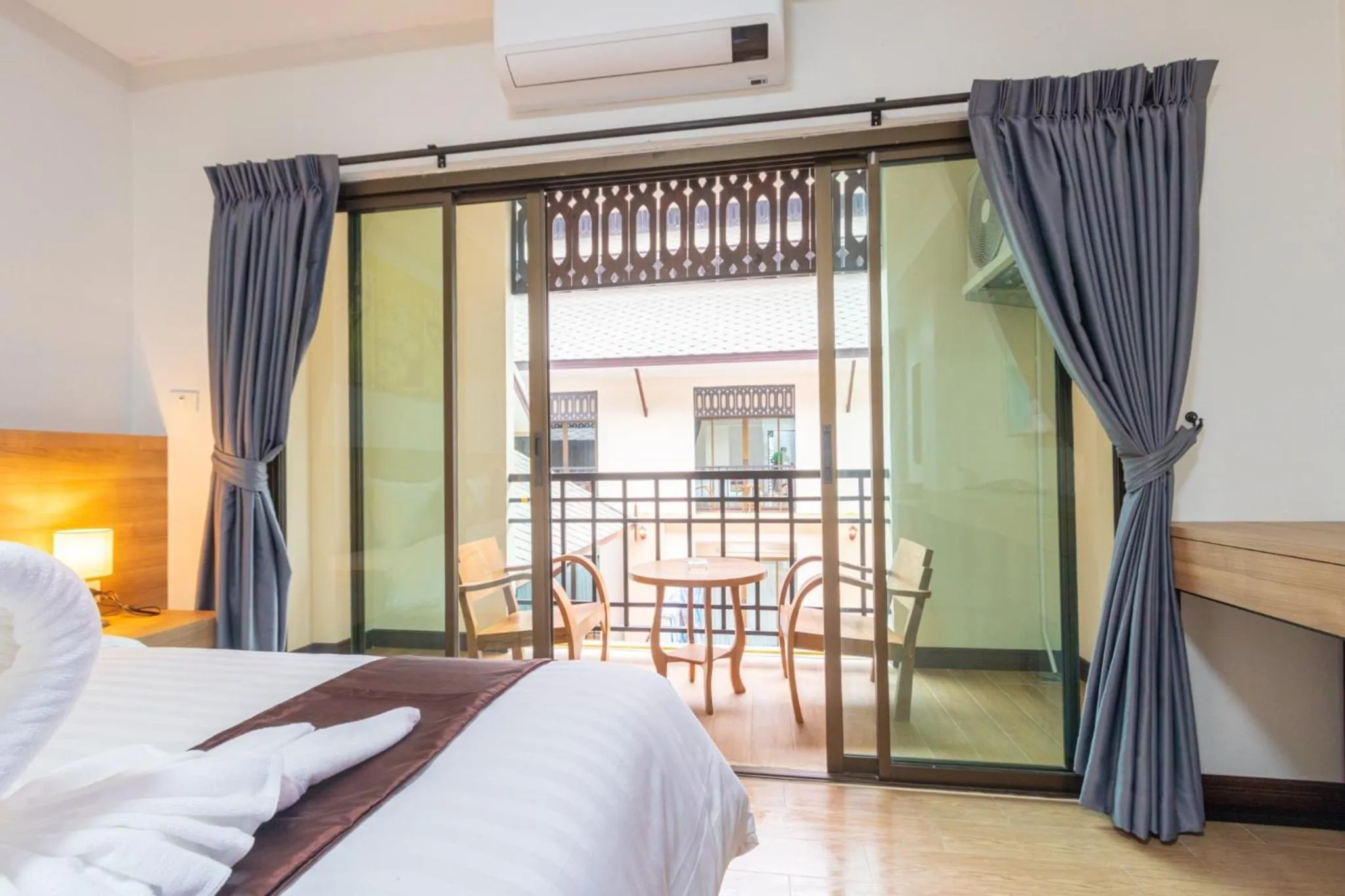 Balcony/Terrace, Bed in Peacock De Pai Hotel
