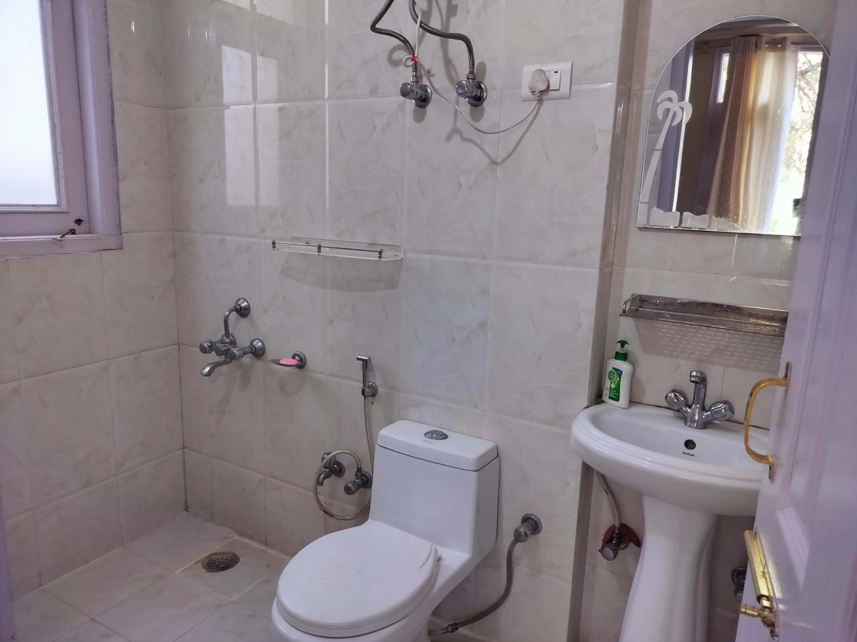 Bathroom in Shimla Vibes B & B free pick and drop from ISBT Shimla