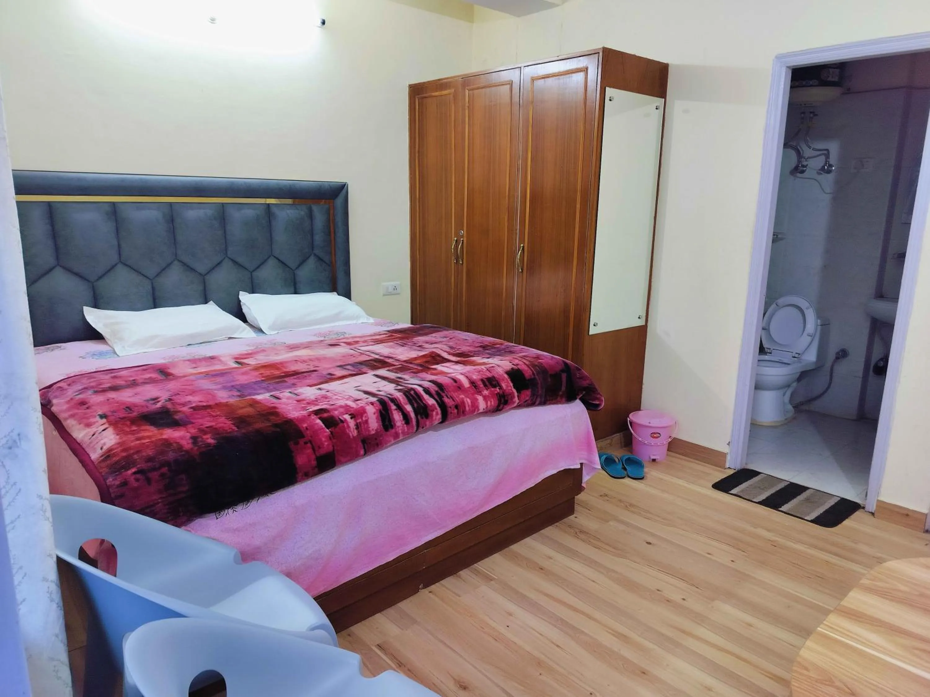 Bed in Shimla Vibes B & B free pick and drop from ISBT Shimla