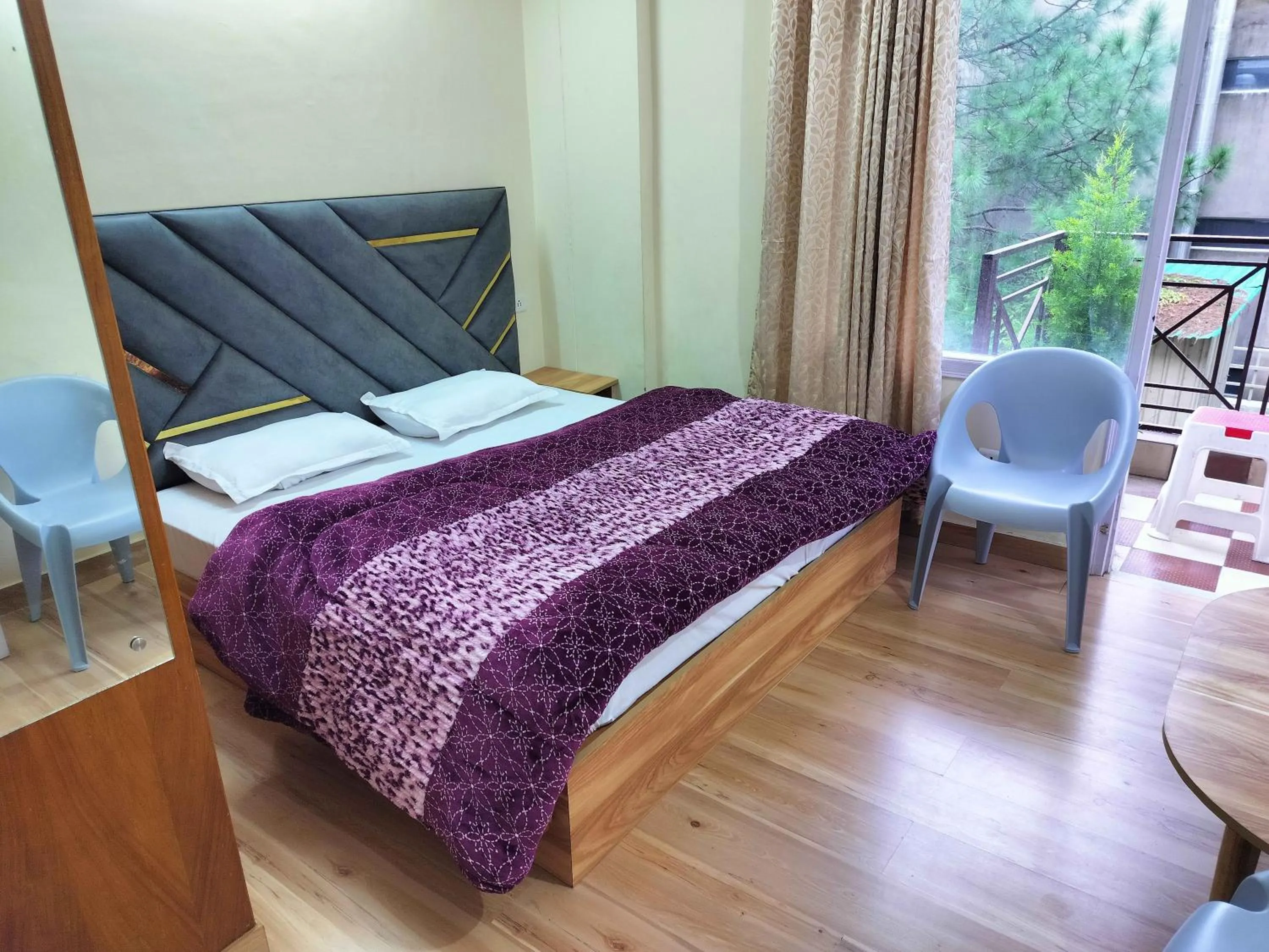 Bed in Shimla Vibes B & B free pick and drop from ISBT Shimla