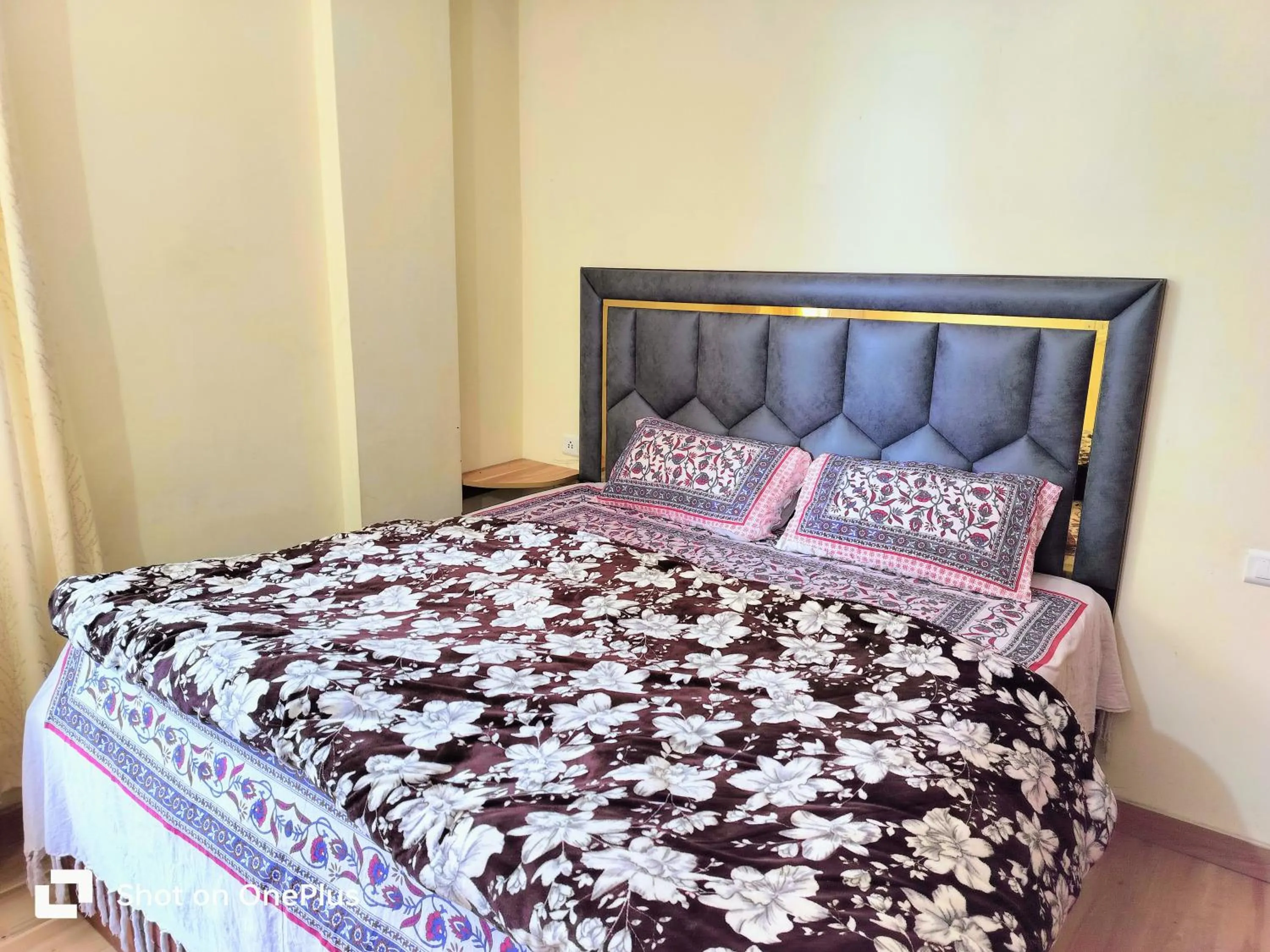 Bed in Shimla Vibes B & B free pick and drop from ISBT Shimla