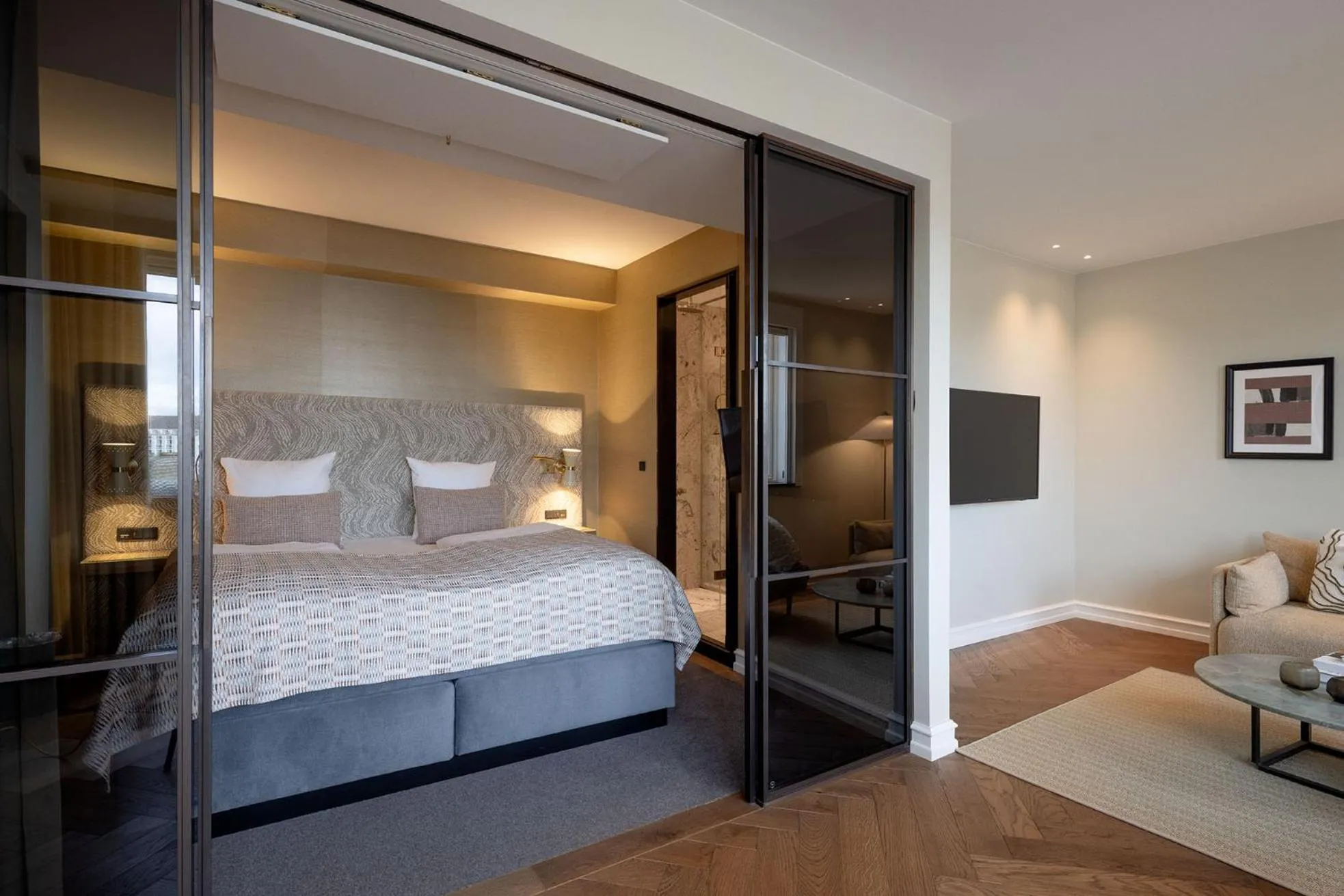 Bedroom, Bed in Hypernym Hotel & Suites