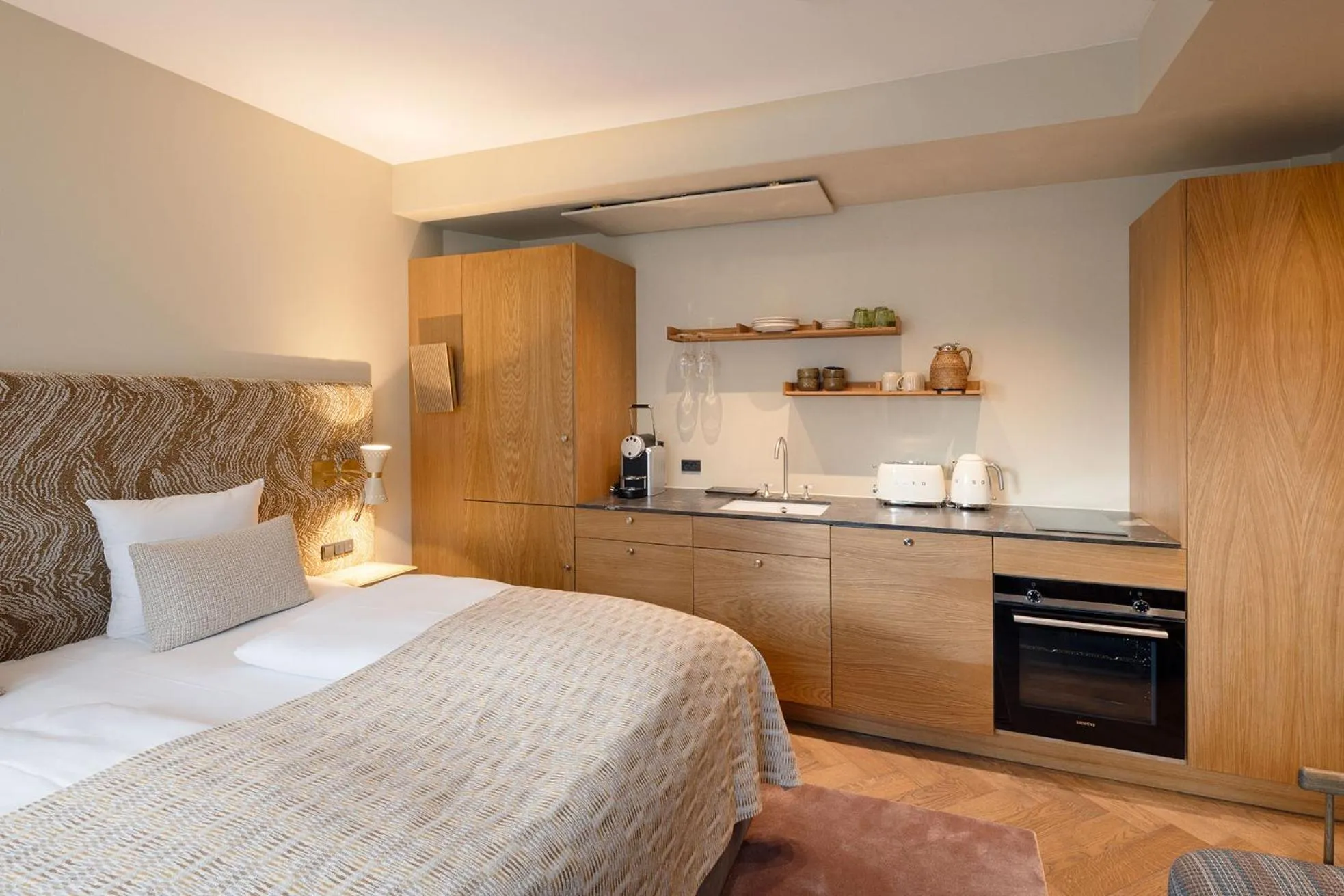 Coffee/tea facilities, Bed in Hypernym Hotel & Suites