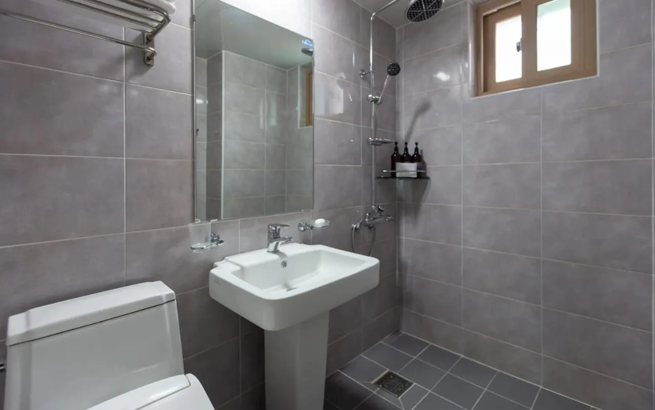 Shower in YAJA Hotel Tongyeong Ferry Terminal Branch