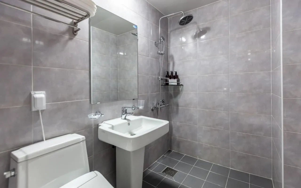 Shower in YAJA Hotel Tongyeong Ferry Terminal Branch
