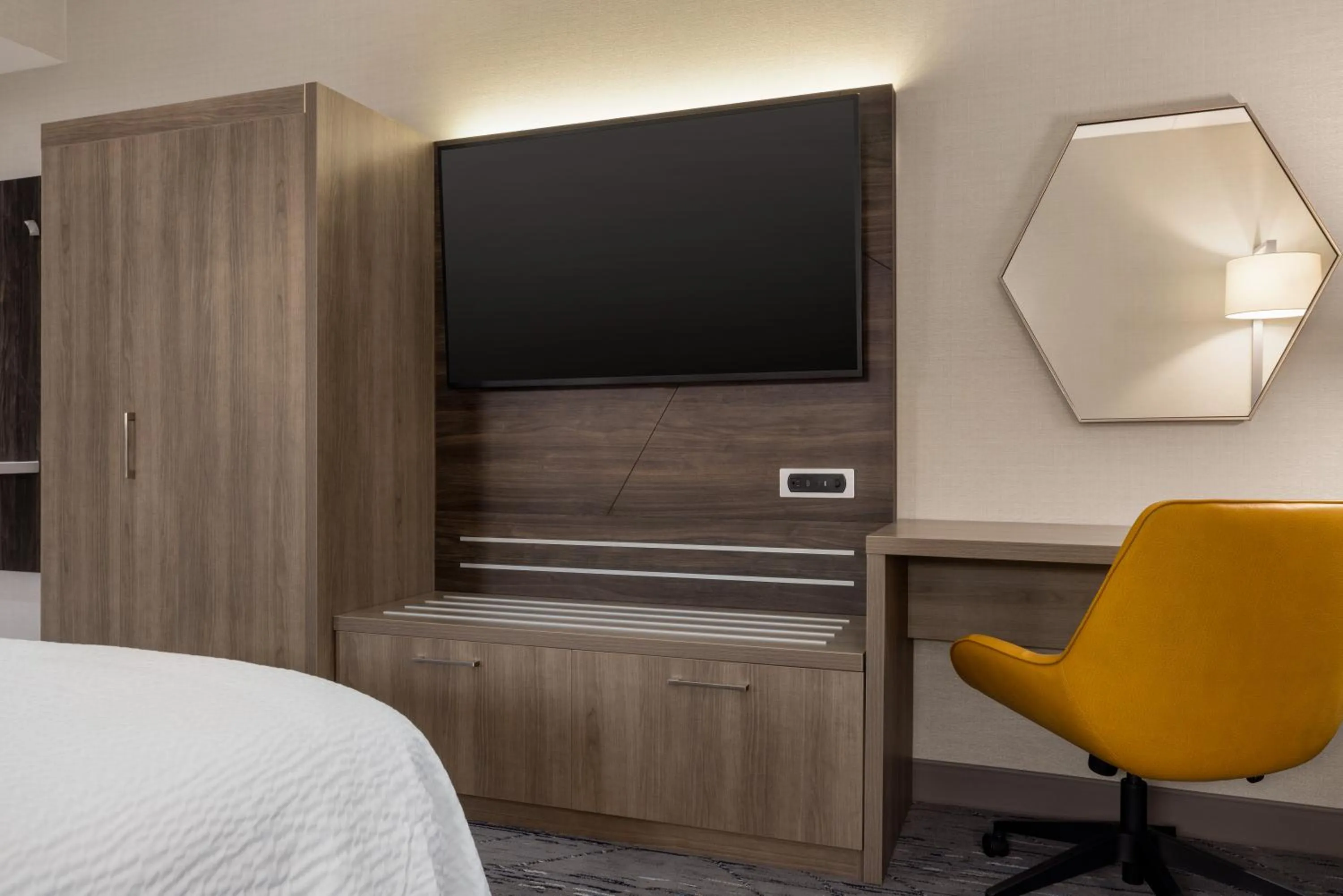 TV and multimedia, Bed in Holiday Inn Express - Strathroy by IHG