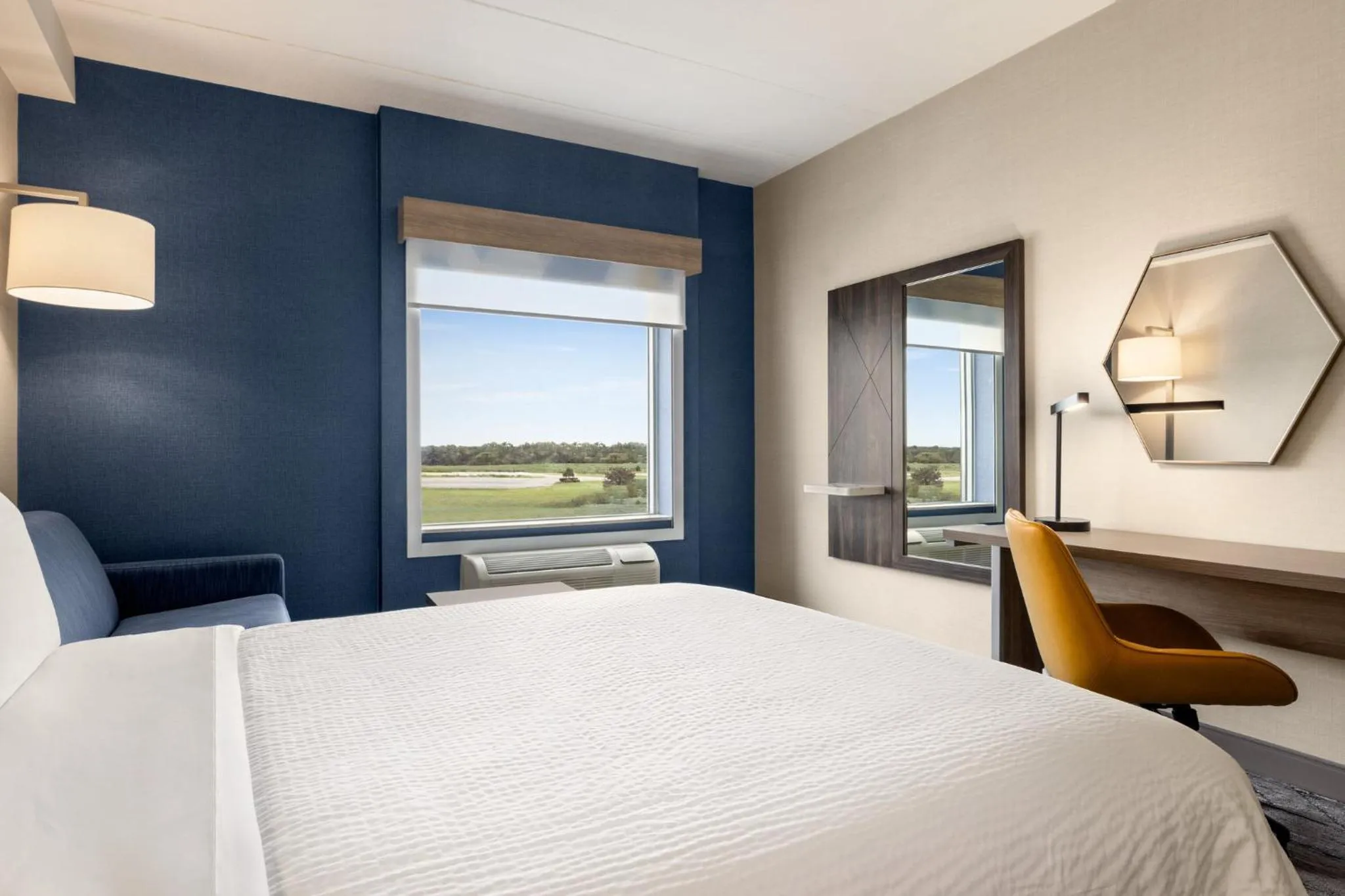 Bedroom, Bed in Holiday Inn Express - Strathroy by IHG