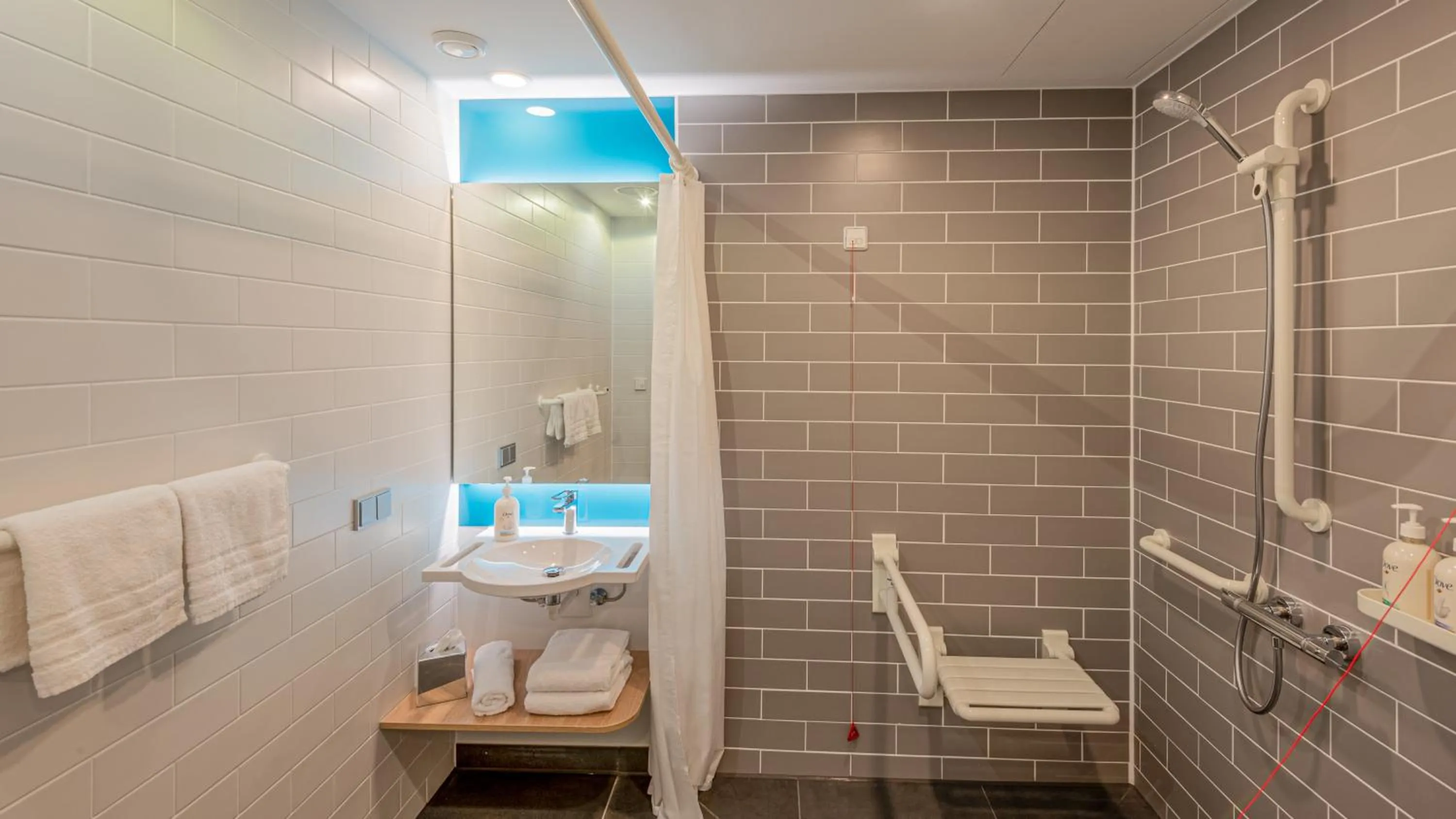 Photo of the whole room in Holiday Inn Express - Hamburg South A7-AS42 by IHG