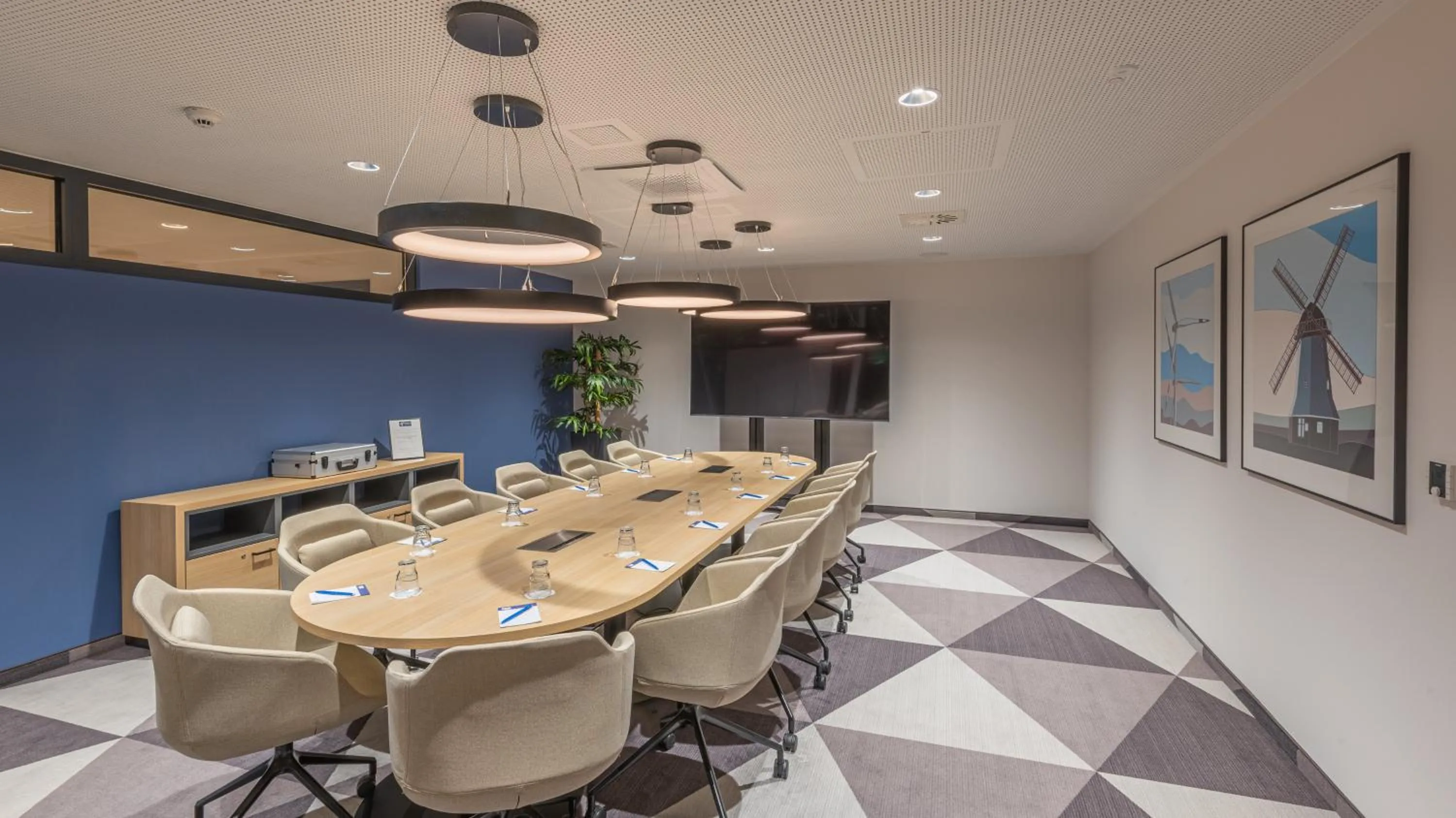 Meeting/conference room in Holiday Inn Express - Hamburg South A7-AS42 by IHG