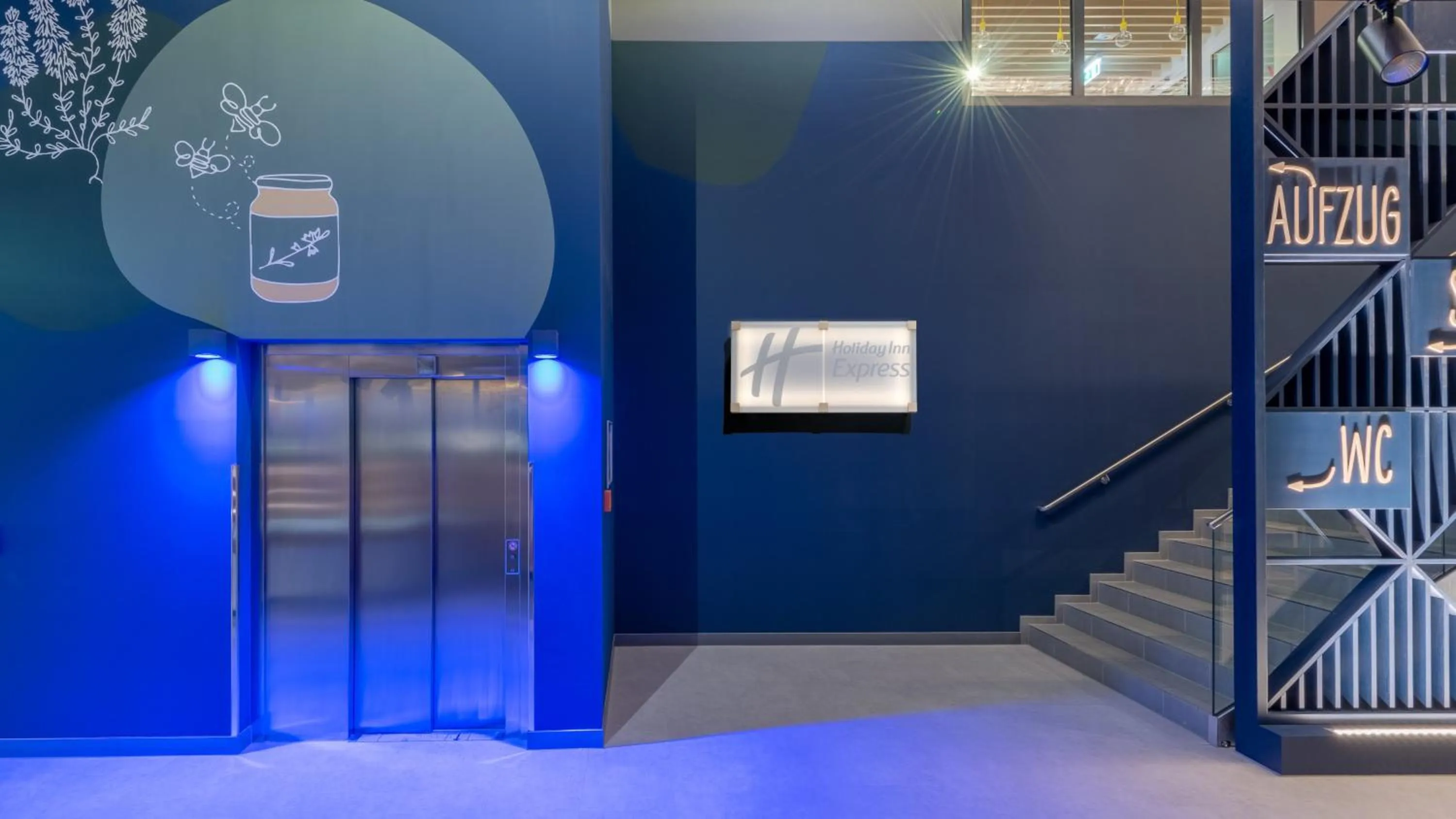 Property building in Holiday Inn Express - Hamburg South A7-AS42 by IHG