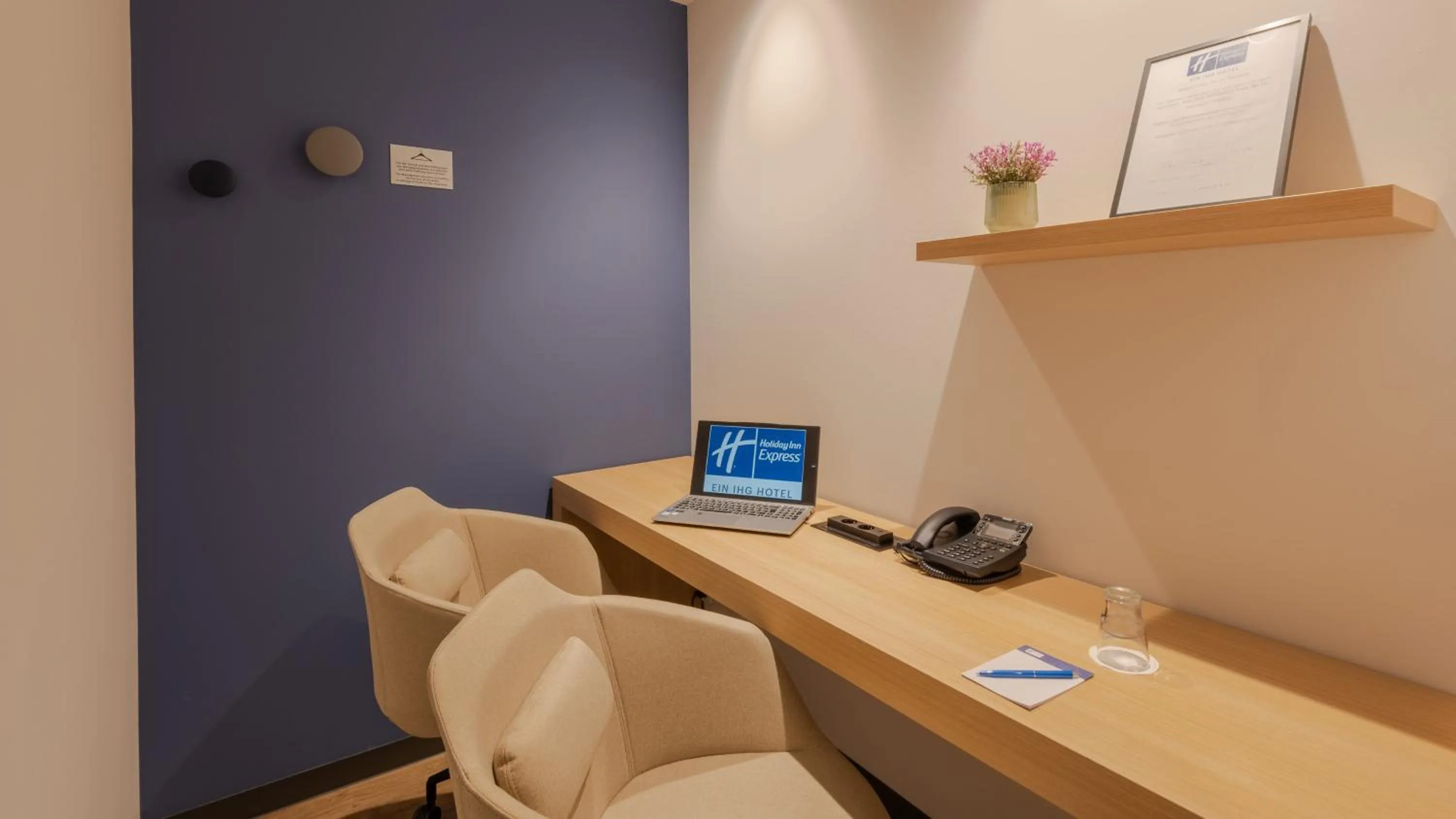 Meeting/conference room in Holiday Inn Express - Hamburg South A7-AS42 by IHG
