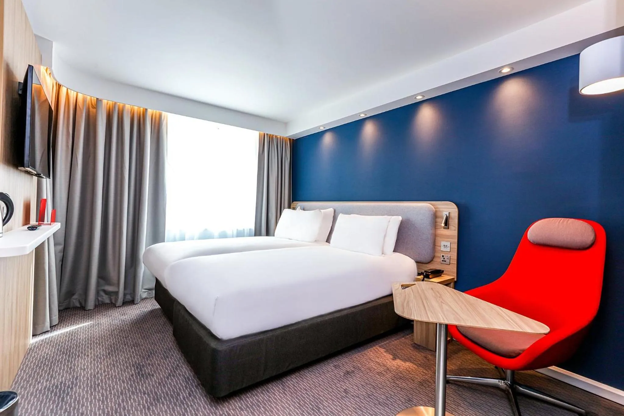 Photo of the whole room, Bed in Holiday Inn Express - Hamburg South A7-AS42 by IHG