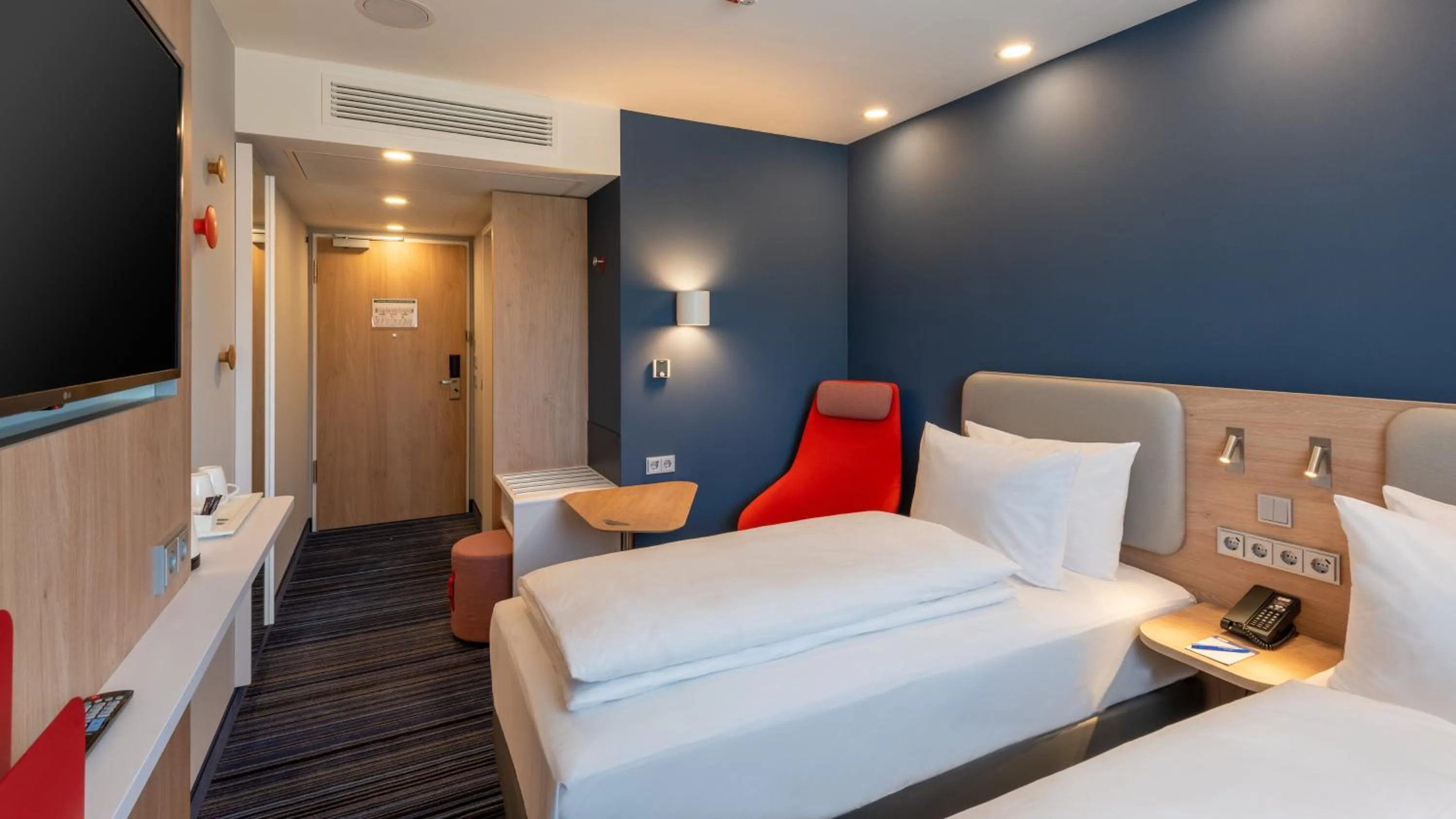 Photo of the whole room, Bed in Holiday Inn Express - Hamburg South A7-AS42 by IHG