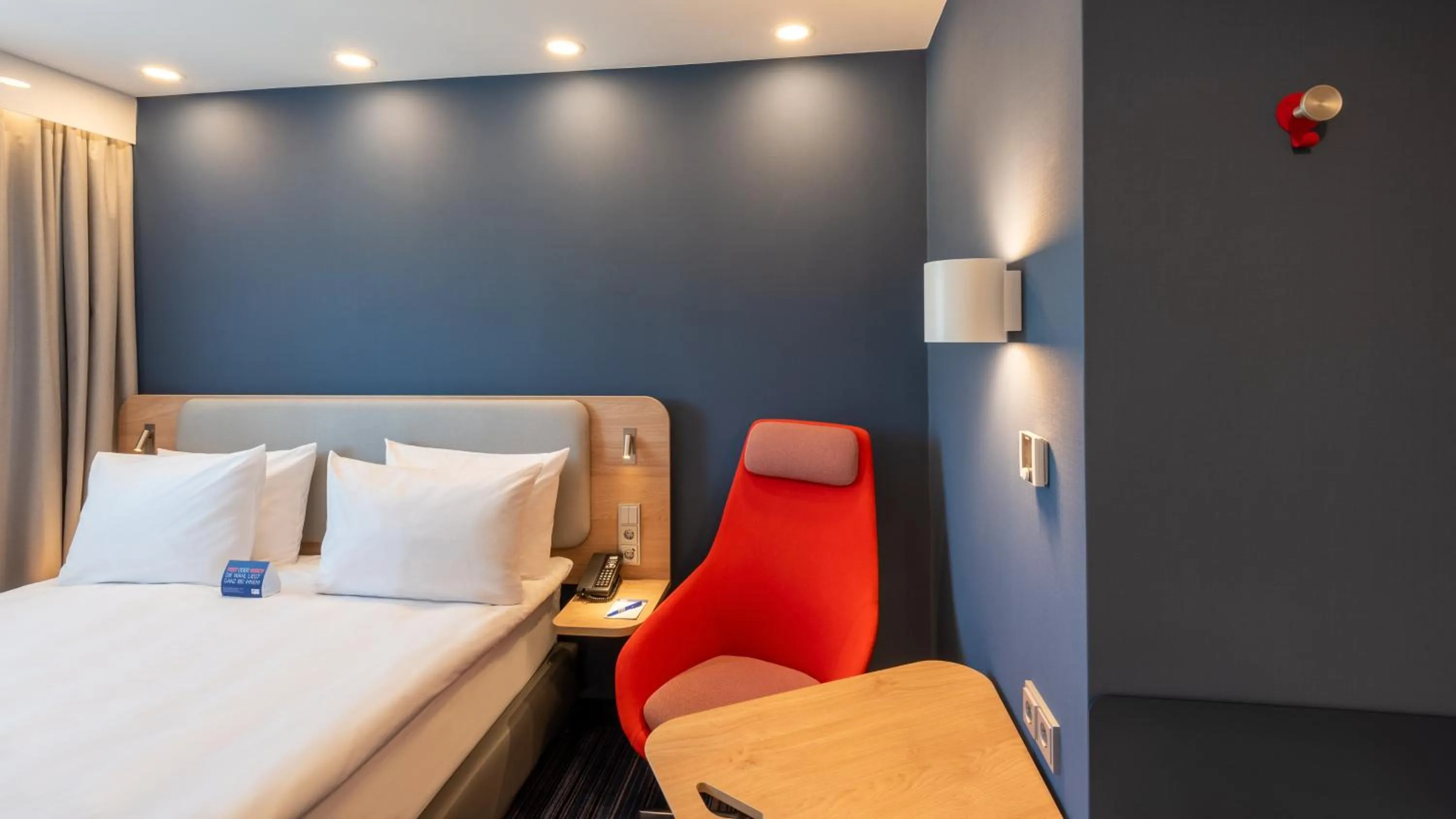 Photo of the whole room, Bed in Holiday Inn Express - Hamburg South A7-AS42 by IHG