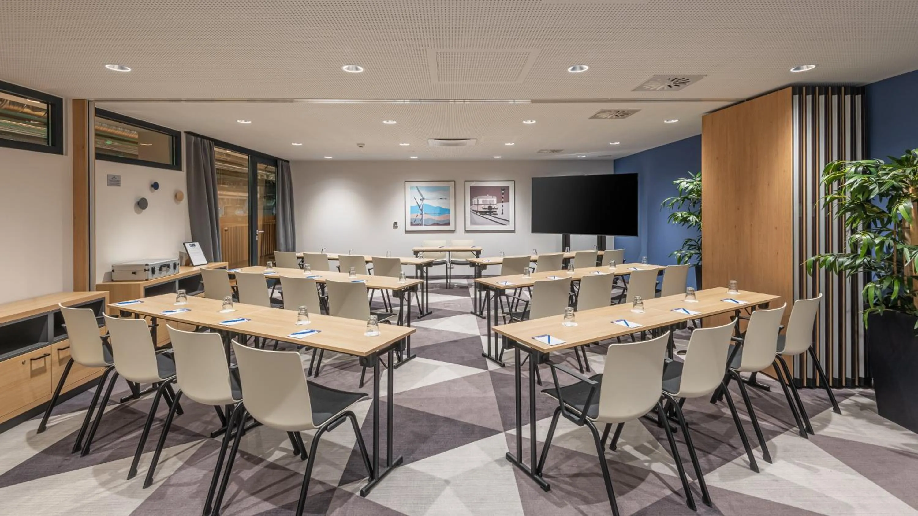 Meeting/conference room in Holiday Inn Express - Hamburg South A7-AS42 by IHG