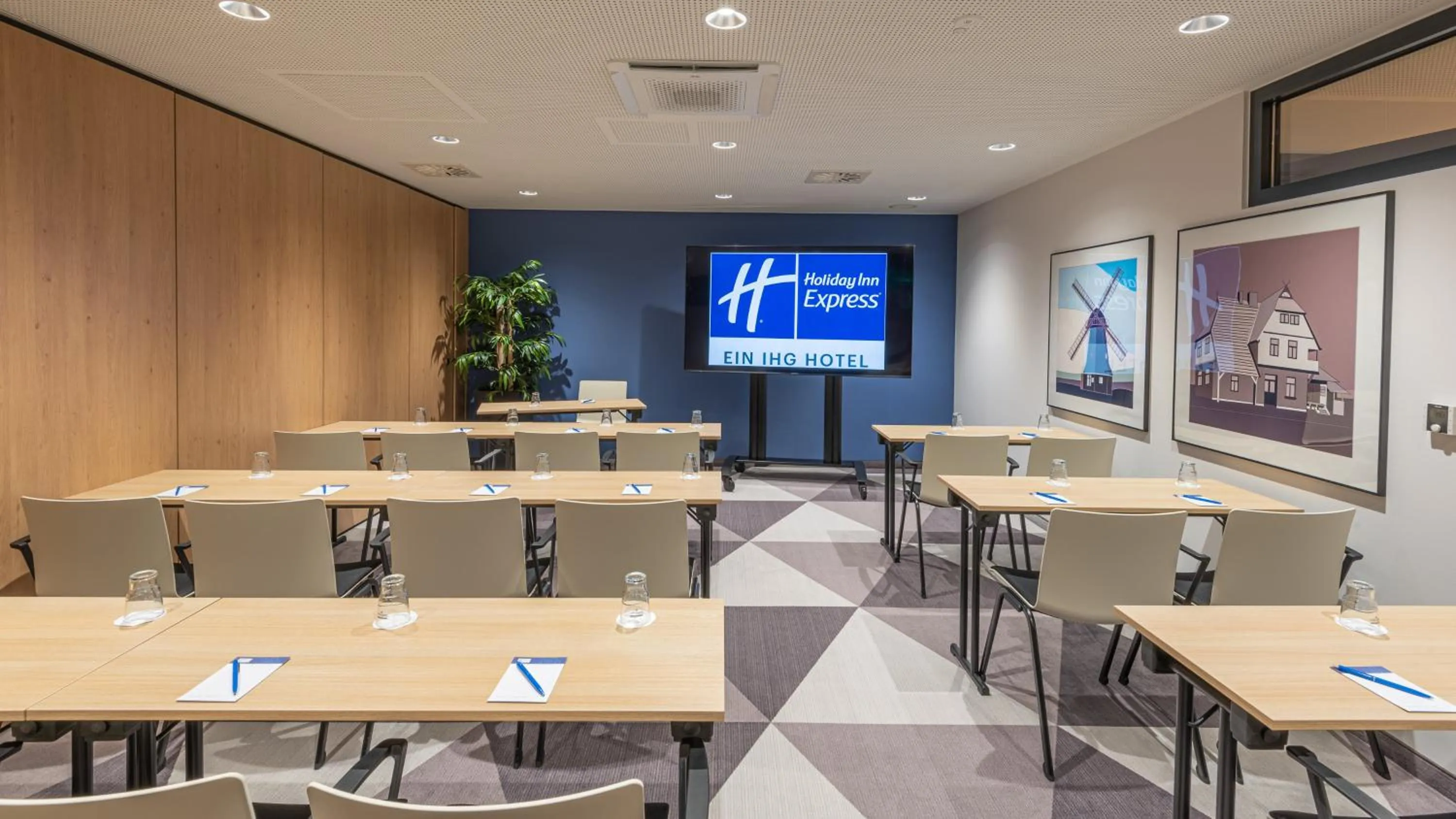 Meeting/conference room in Holiday Inn Express - Hamburg South A7-AS42 by IHG