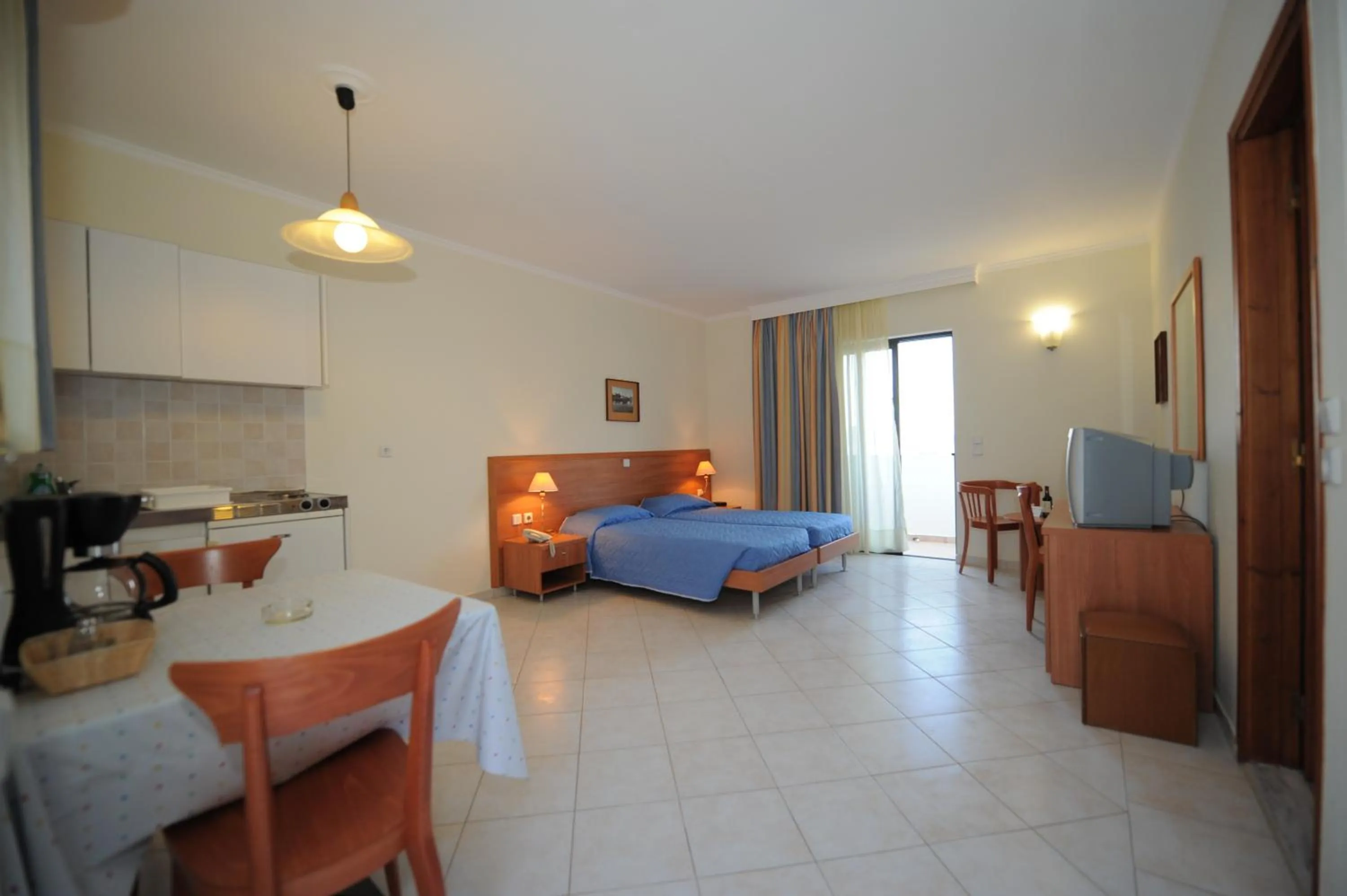 Photo of the whole room, Bed in Golden View Studios