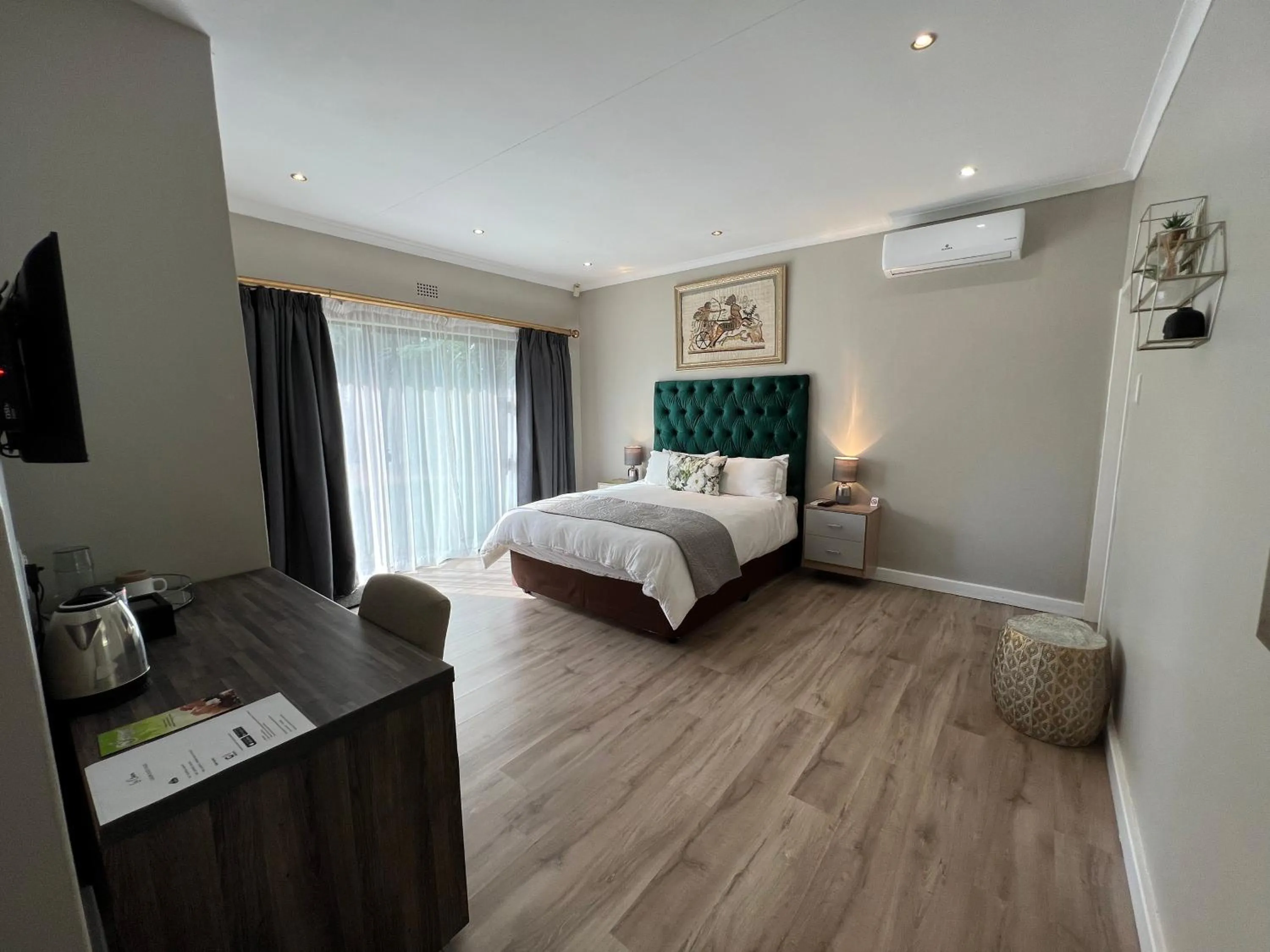 TV and multimedia, Bed in Le'Ciara Luxury Guest House