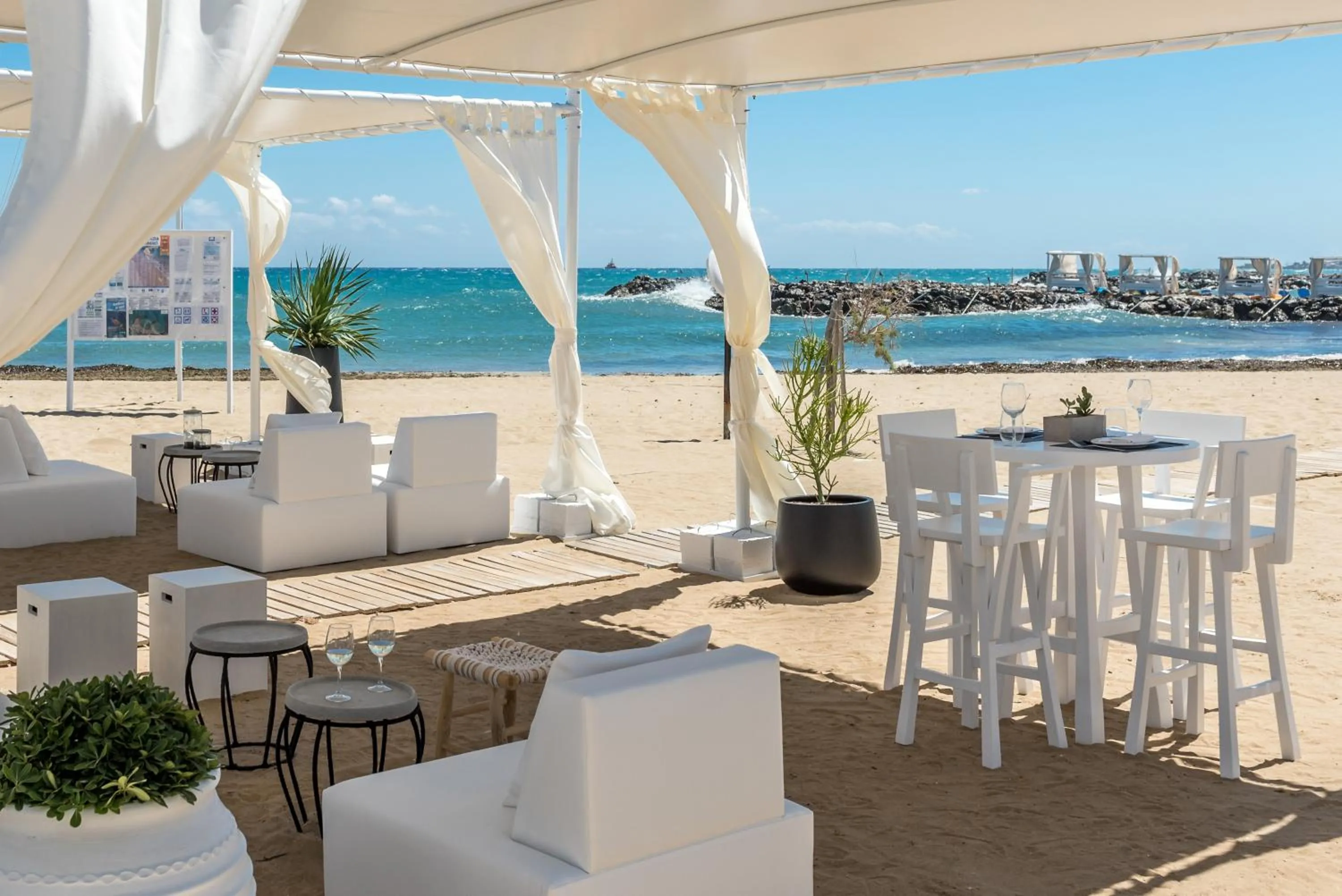 Lounge or bar, Restaurant/Places to Eat in Knossos Beach Bungalows Suites Resort & Spa
