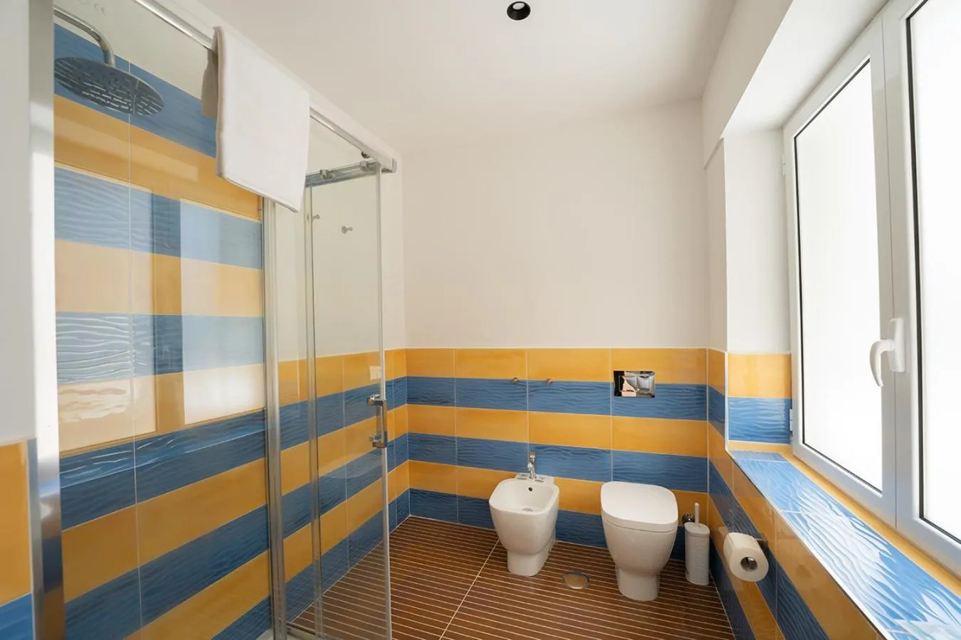 Shower in P.C. Boutique H. LifeStyle, Napoli Centro, by ClaPa Group Dislocated Hospitality