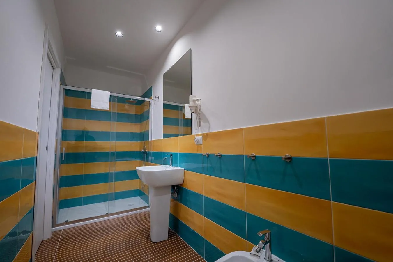 Shower in P.C. Boutique H. LifeStyle, Napoli Centro, by ClaPa Group Dislocated Hospitality