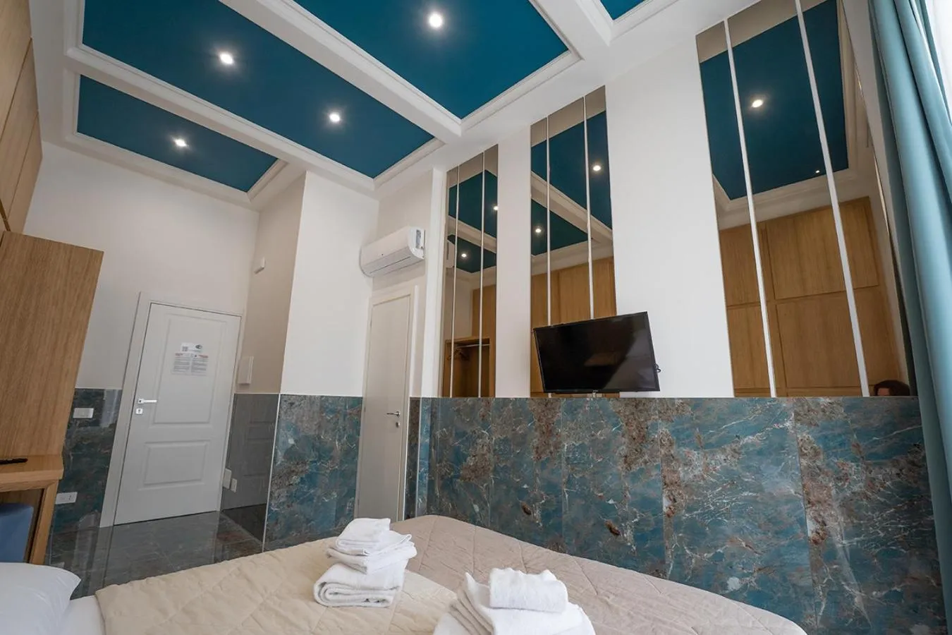 TV and multimedia in P.C. Boutique H. LifeStyle, Napoli Centro, by ClaPa Group Dislocated Hospitality